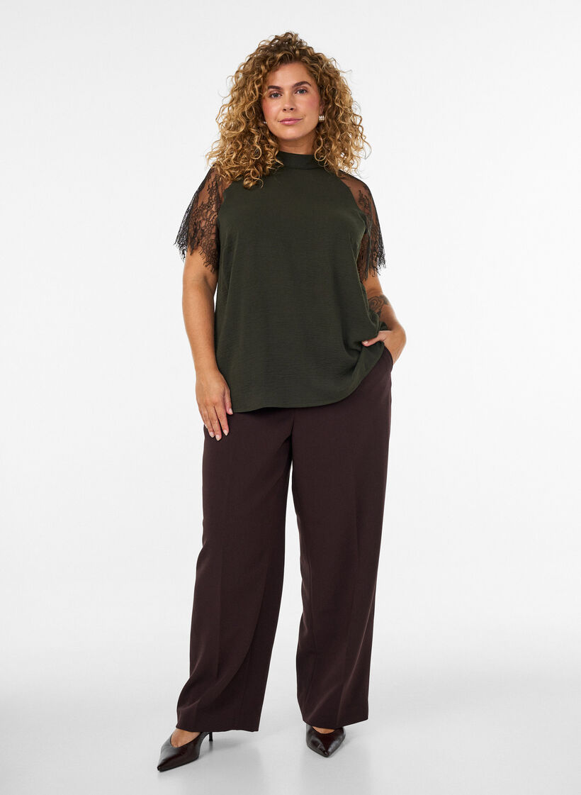 Blouse &agrave; col montant avec manches courtes en dentelle, Vert fonc&eacute;, Model image number 1