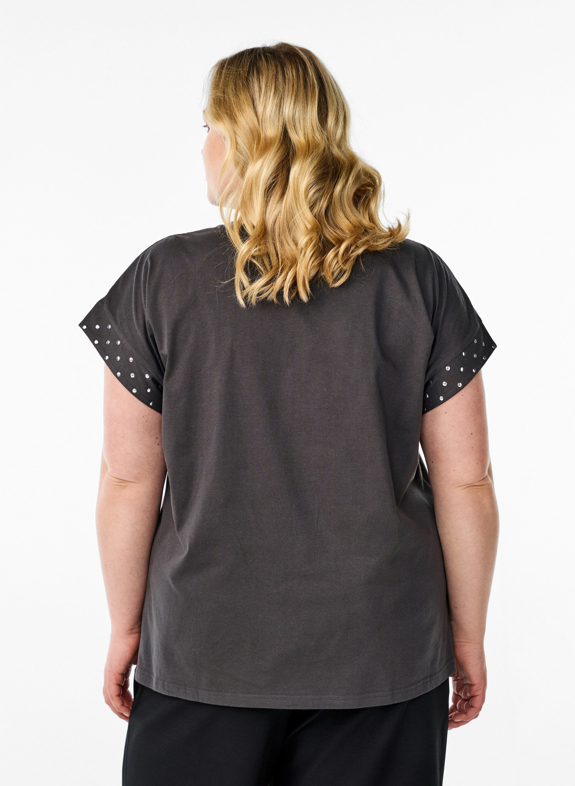 Zizzi T-Shirt aus Bio-Baumwolle mit Nieten, Grau, Model image number 2