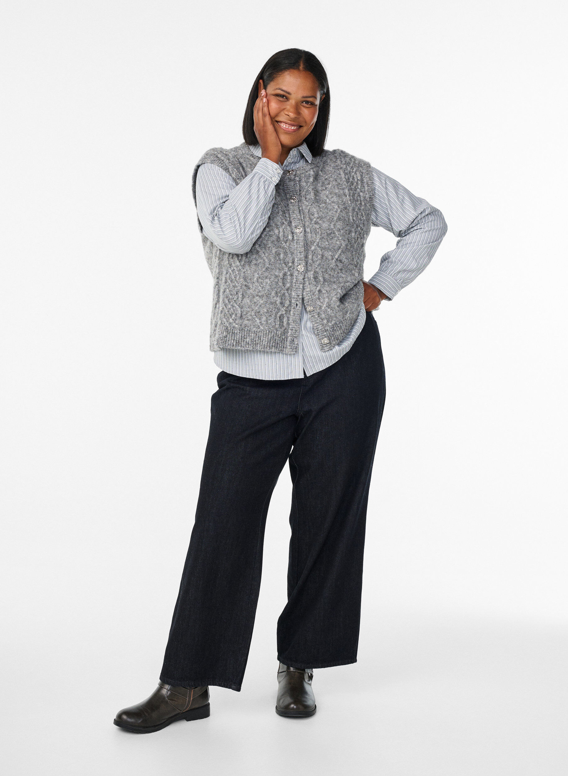 Zizzi Gilet en maille &agrave; motifs avec boutons d&eacute;coratifs, Gris, Model image number 1