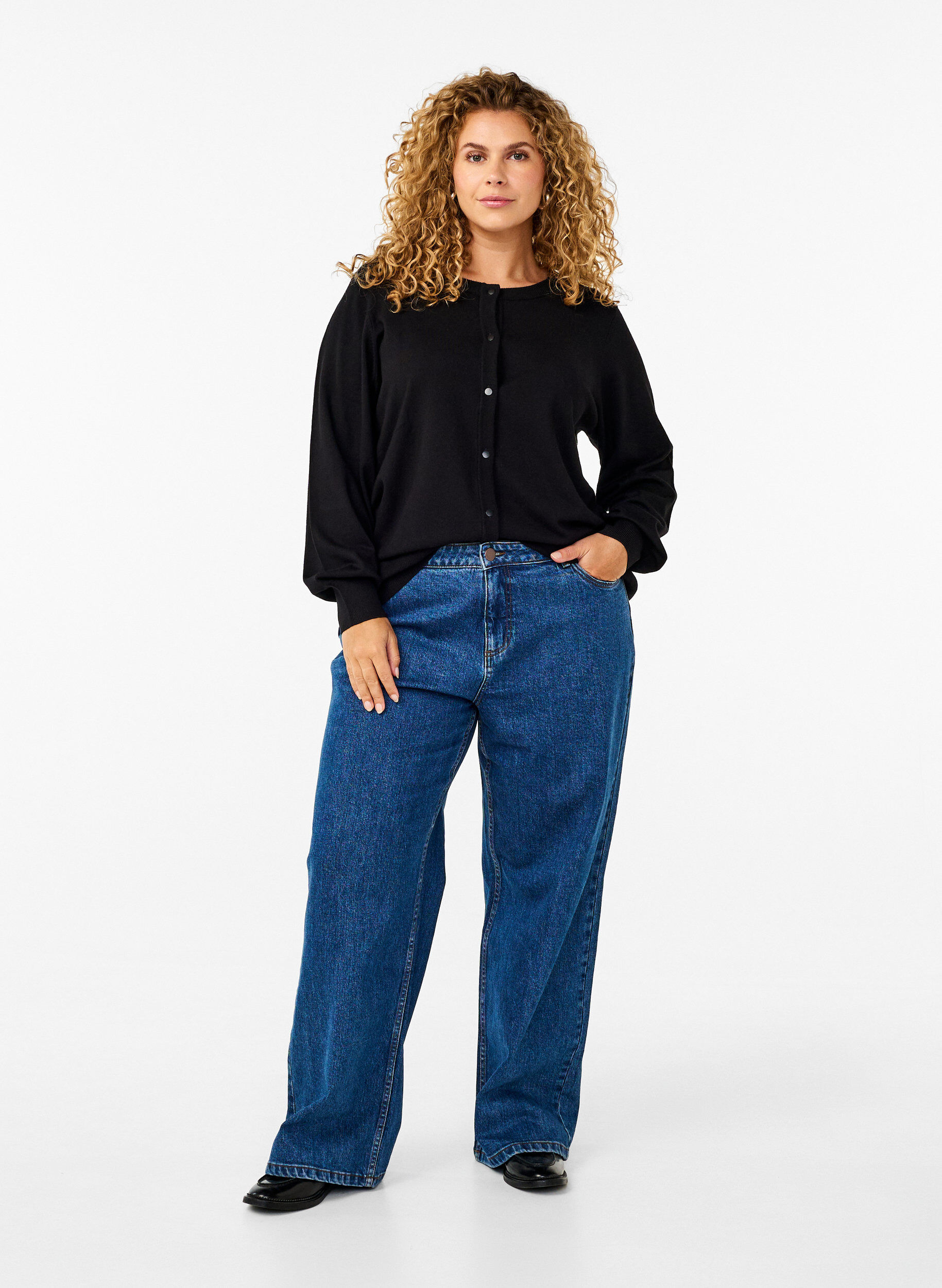 Zizzi Cardigan en tricot avec col rond et boutons, Noir, Model image number 1