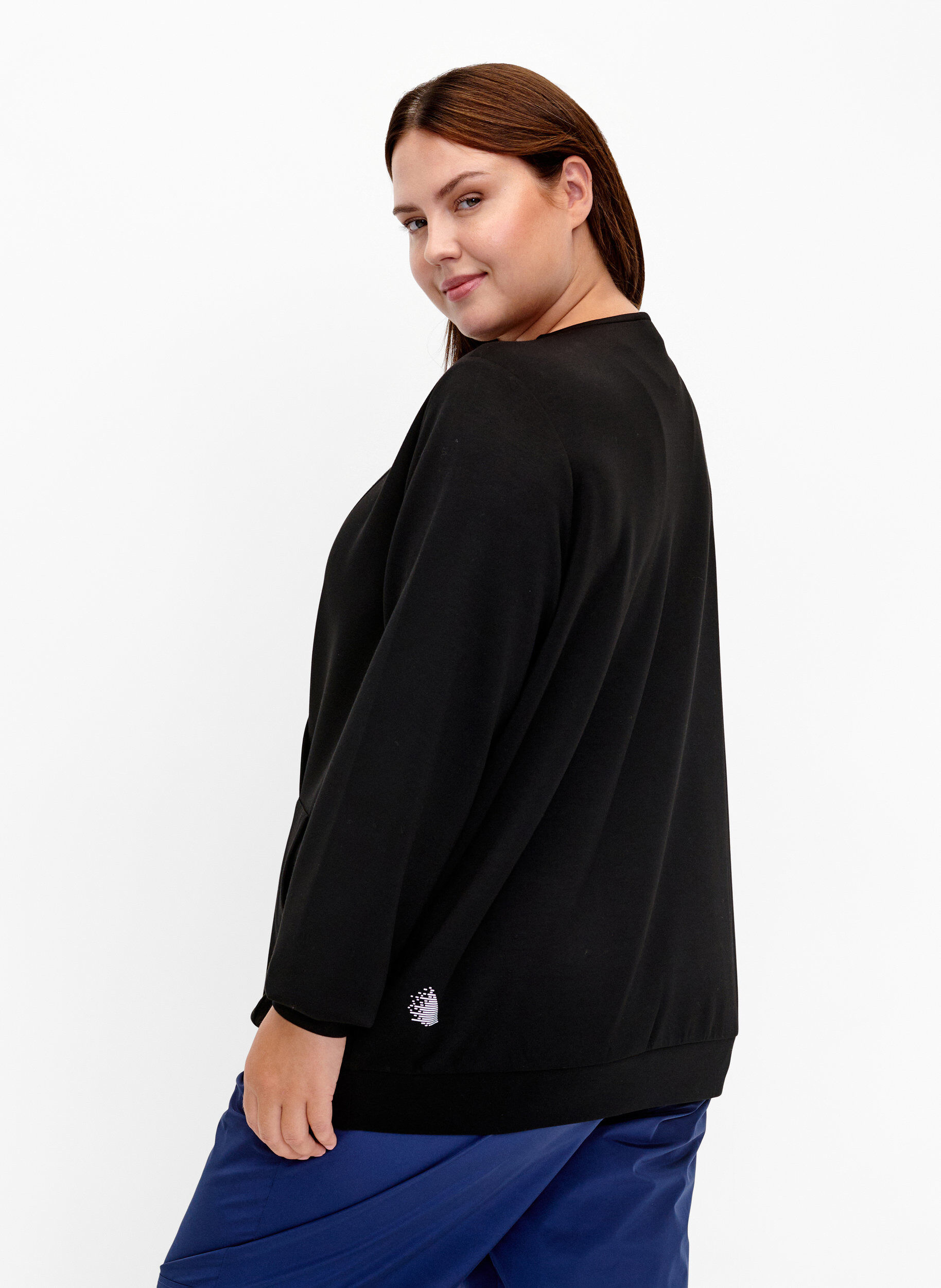 Zizzi Sweatshirt mit V-Ausschnitt und Tasche, Black, Model image number 1