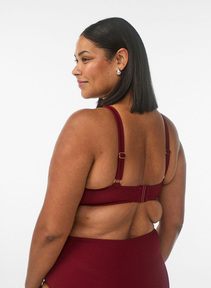 Haut de bikini textur&eacute; avec d&eacute;tail dor&eacute;, Bordeaux, Model