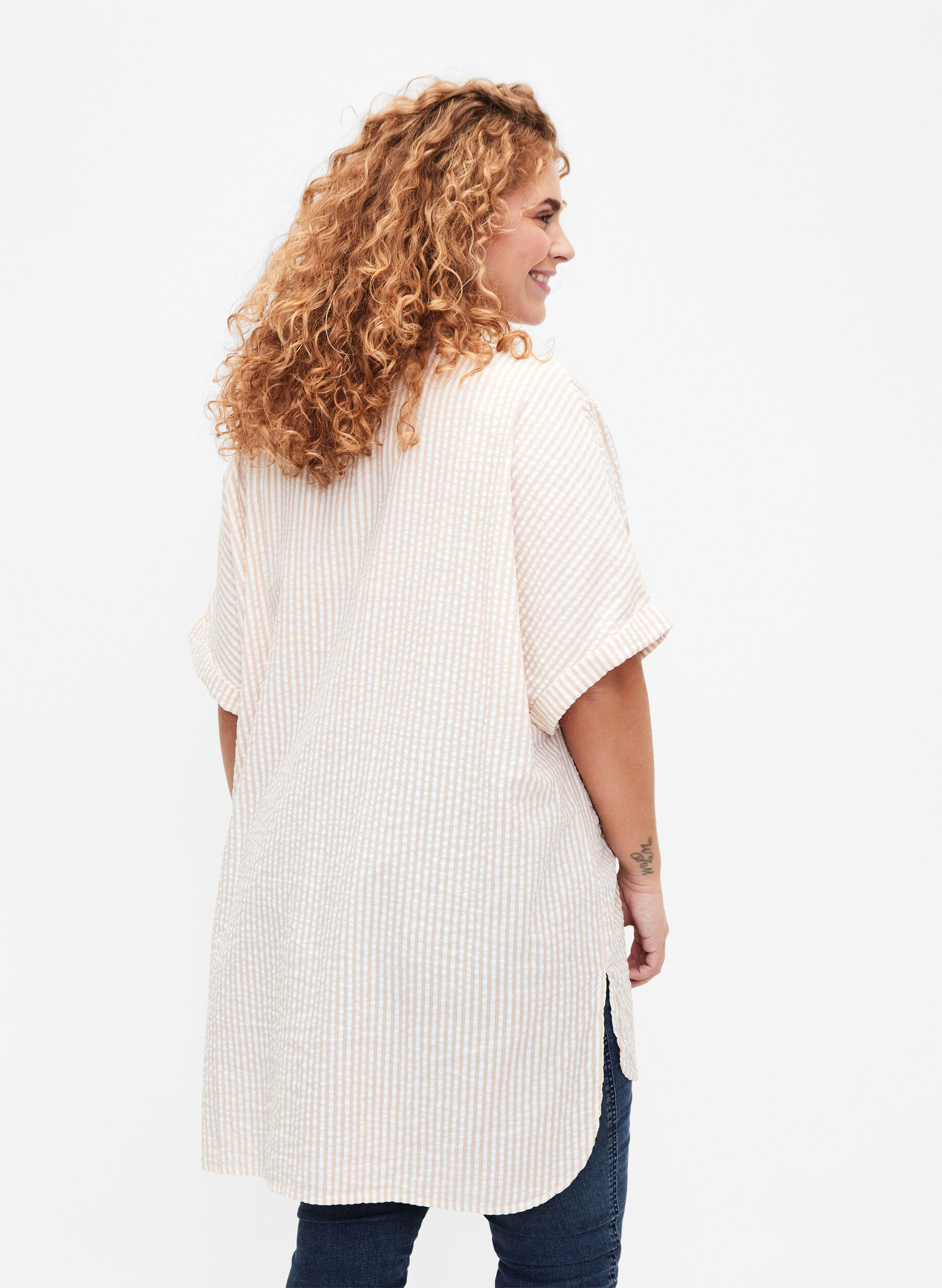 Zizzi Gestreiftes Hemd mit Brusttaschen, Natrual/S. Stripe, Model image number 1