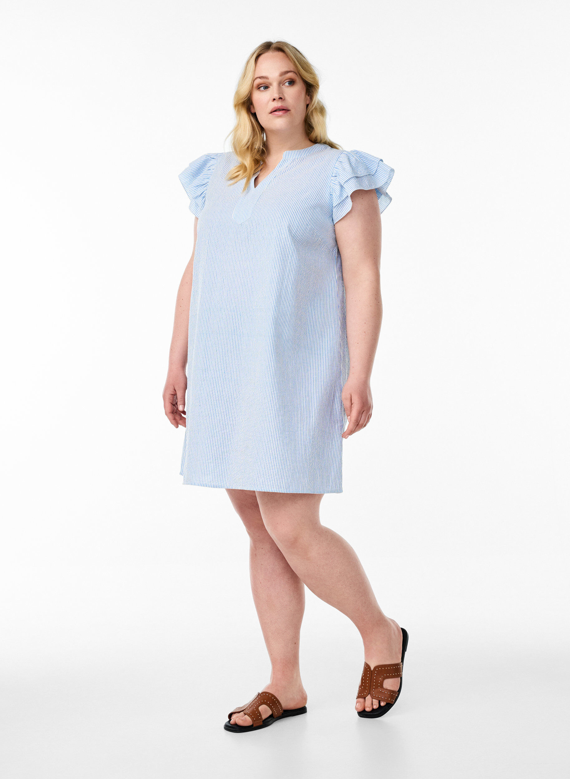 Zizzi Robe courte ray&eacute;e &agrave; volants, Bleu Clair, Model image number 1
