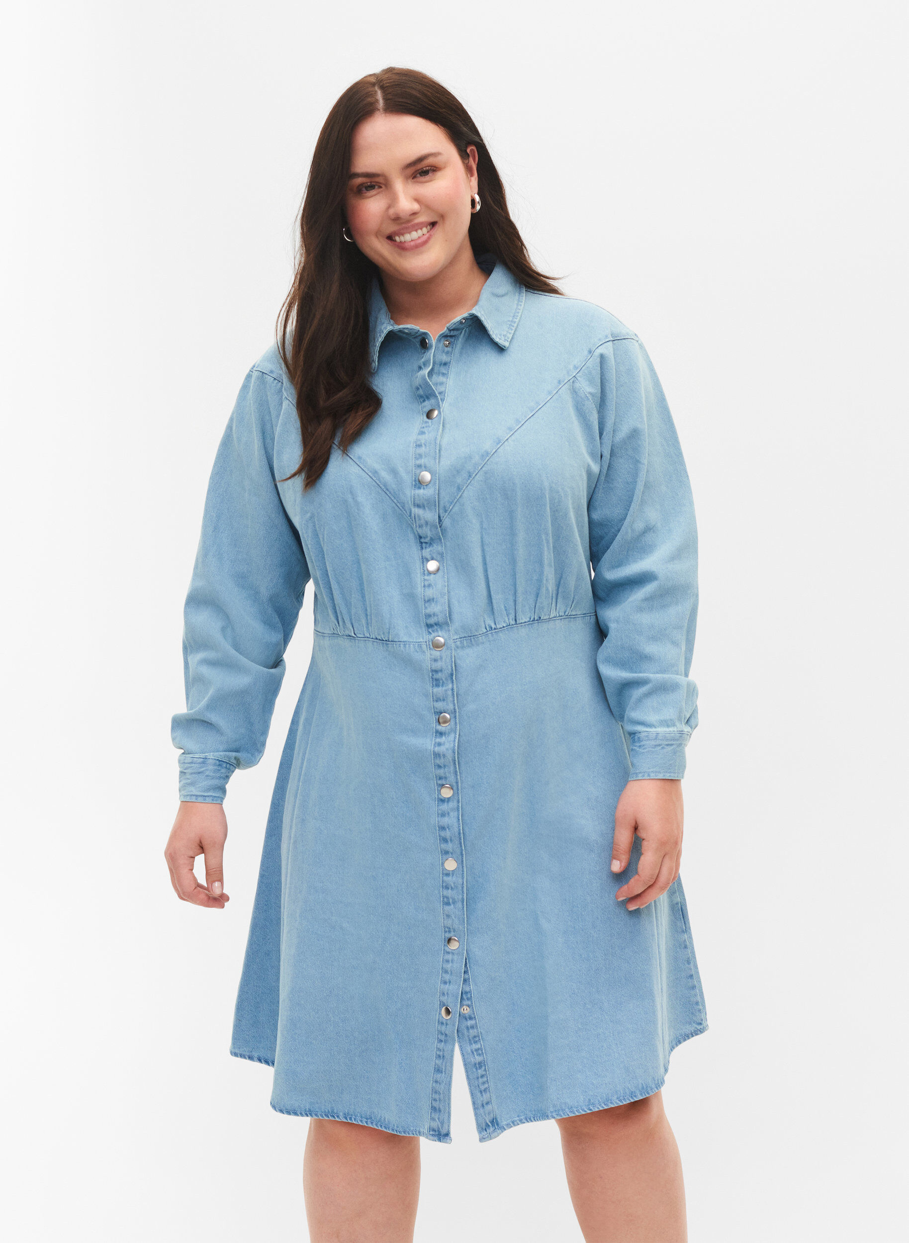 Zizzi Denim-Kleid mit Kn&ouml;pfen und langen &Auml;rmeln, Light blue denim, Model image number 0