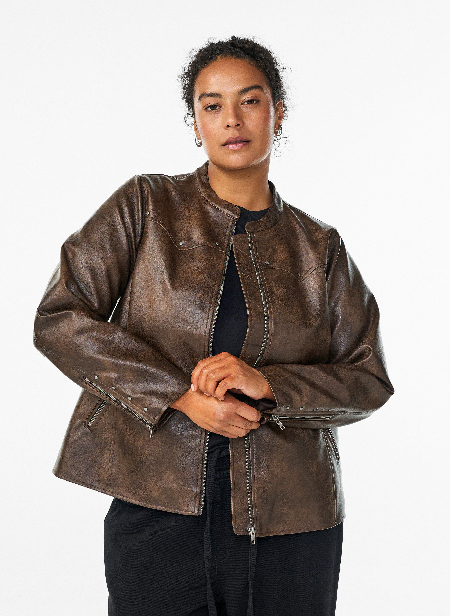 Zizzi Veste en similicuir avec clous et poches, Marron, Model image number 0