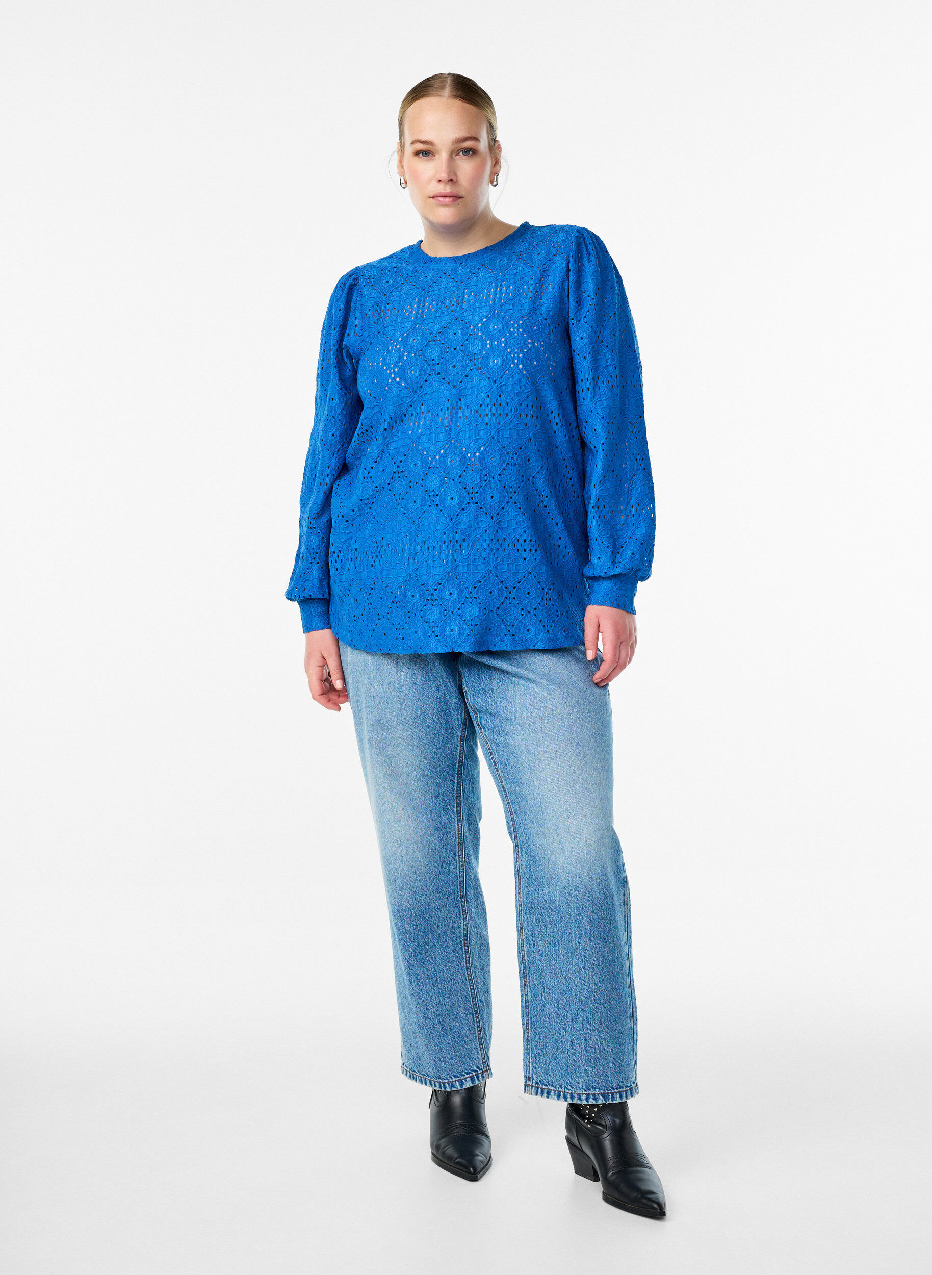 Zizzi Blouse &agrave; manches longues avec broderie ajour&eacute;e, Bleu, Model image number 1