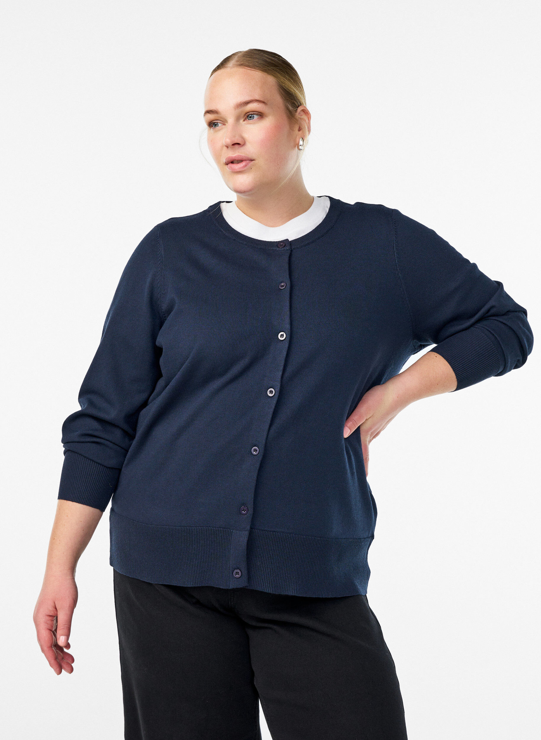 Feinstrick-Strickjacke mit Rundhalsausschnitt, Blau, Model
