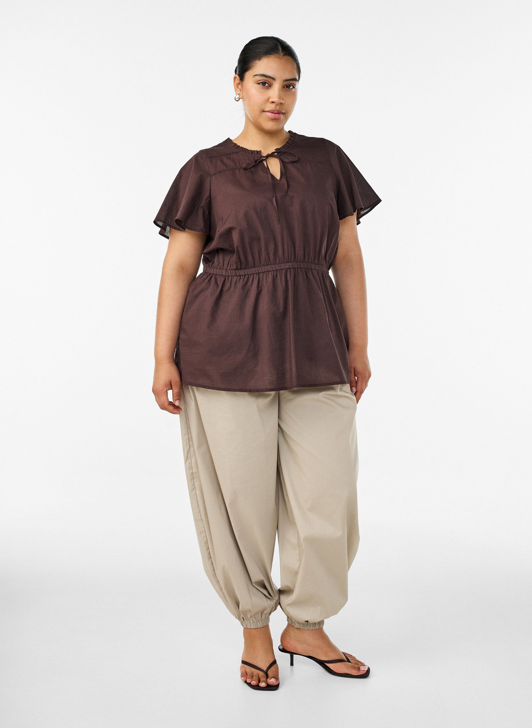 ZizziBaumwollbluse mit Bindeband und elastischer Taille, Braun, Model image number 1