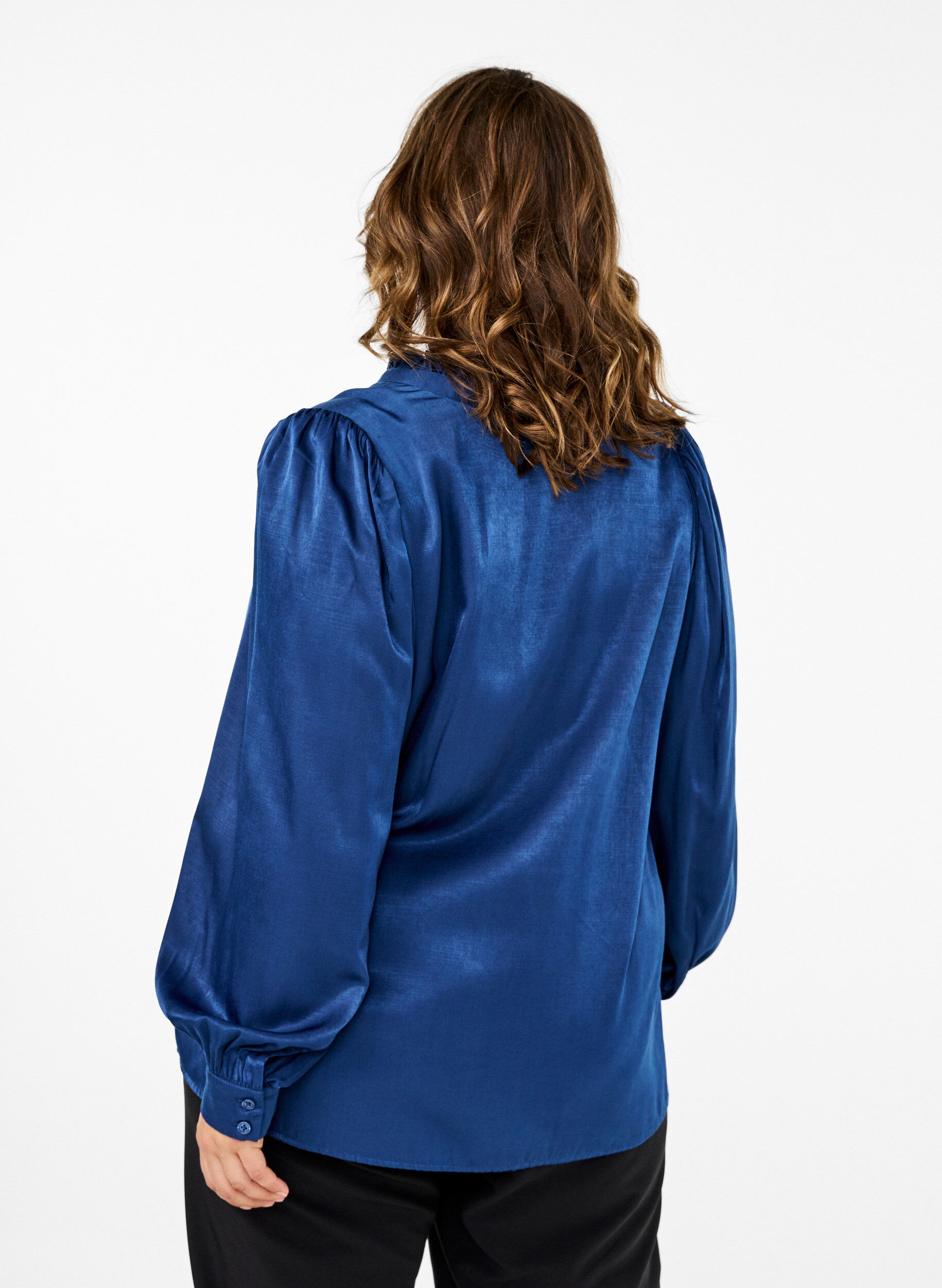 Zizzi  Lang&auml;rmelige Bluse mit R&uuml;schen und V-Ausschnitt, Estate Blue, Model image number 1