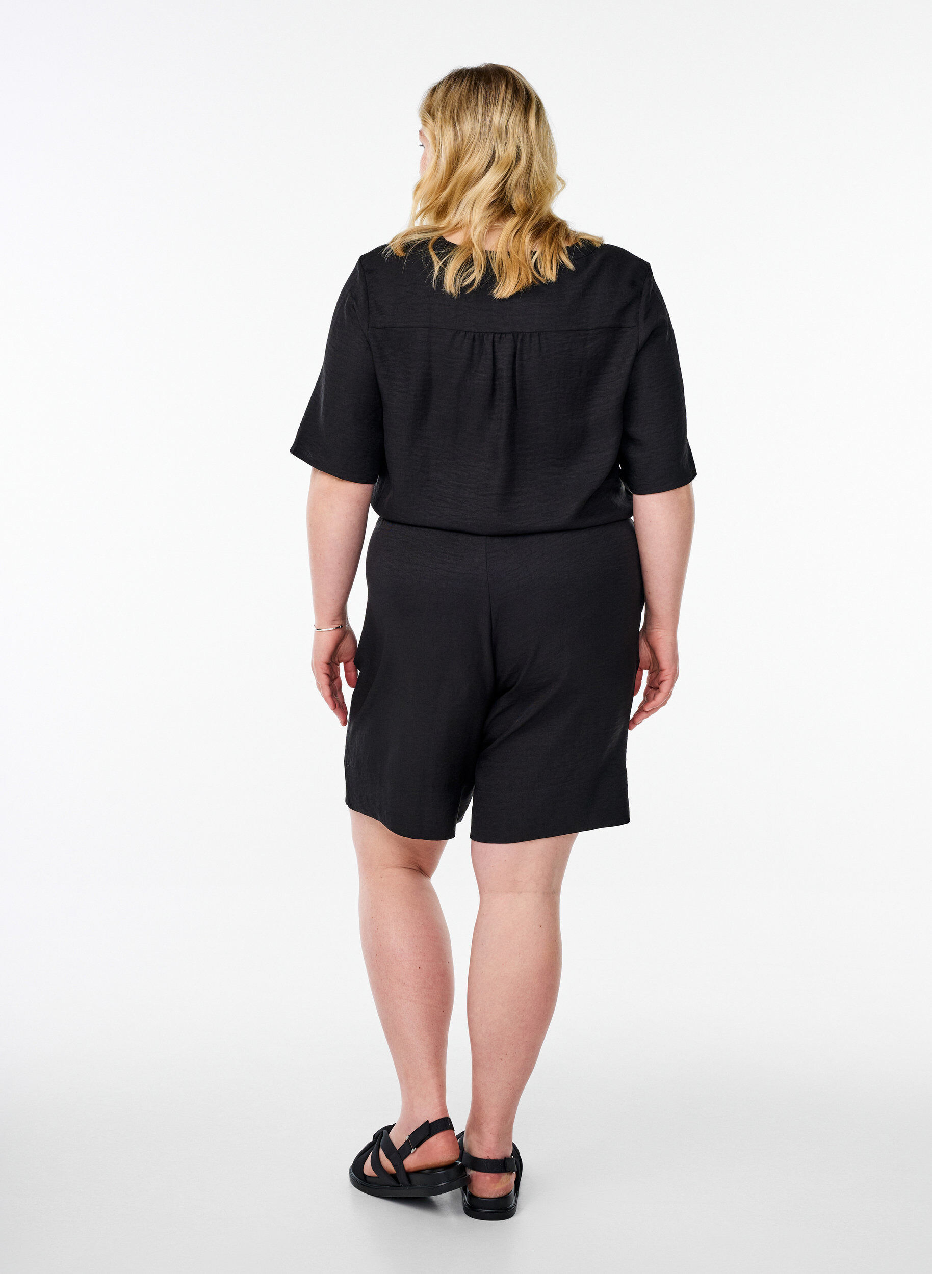 Zizzi Short avec poches et taille haute, Noir, Model image number 2