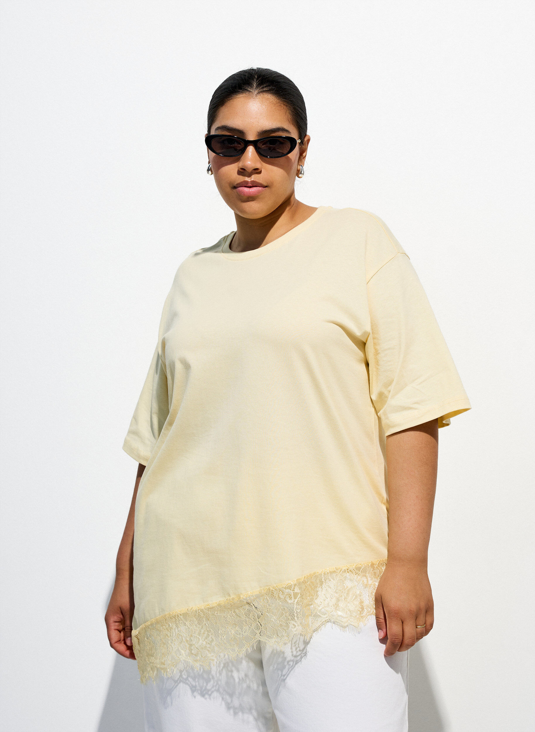 T-shirt avec ourlet asym&eacute;trique en dentelle