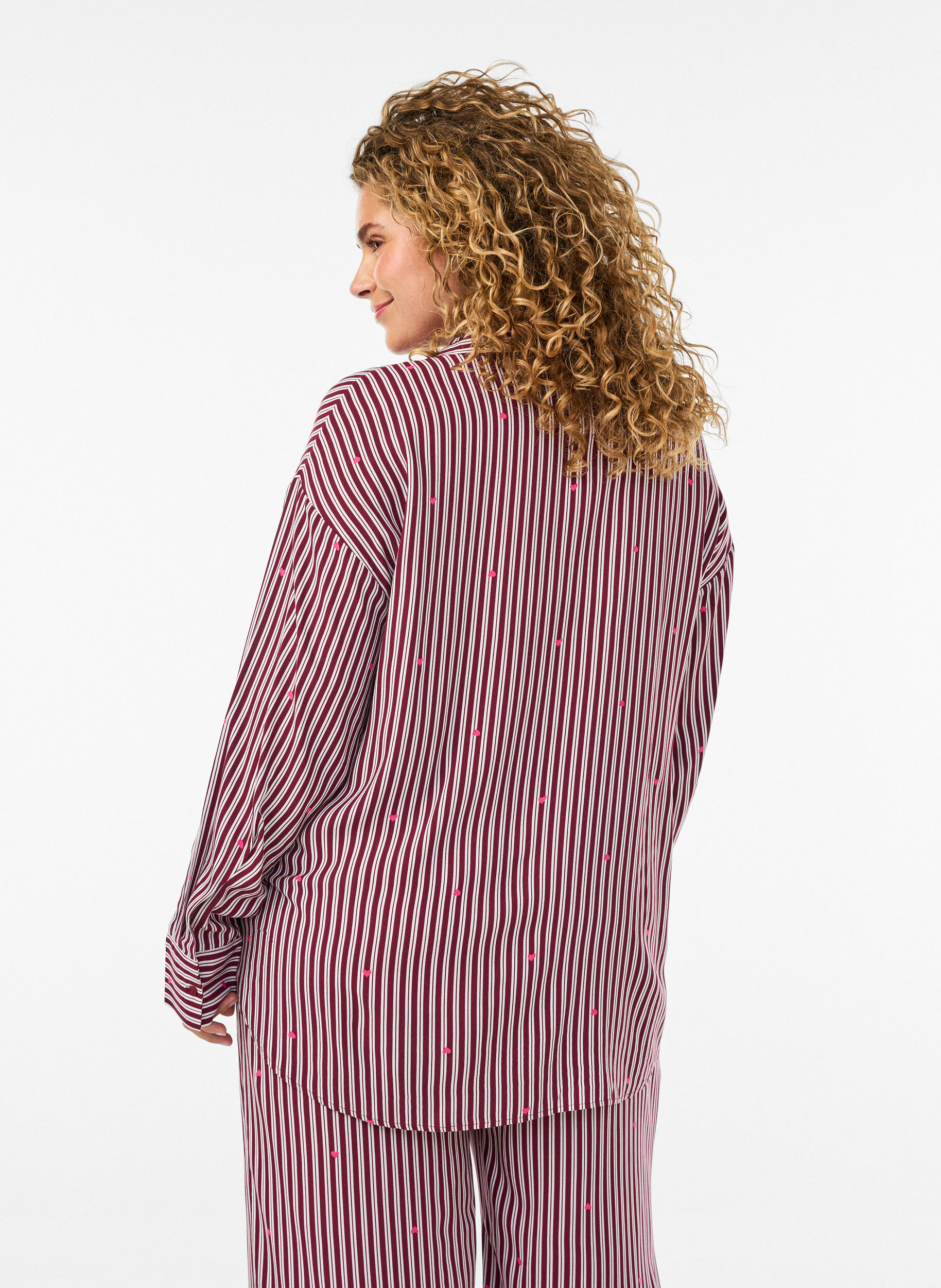 ZizziNachthemd mit Streifen und Herzen, Dunkles Bordeaux, Model image number 2