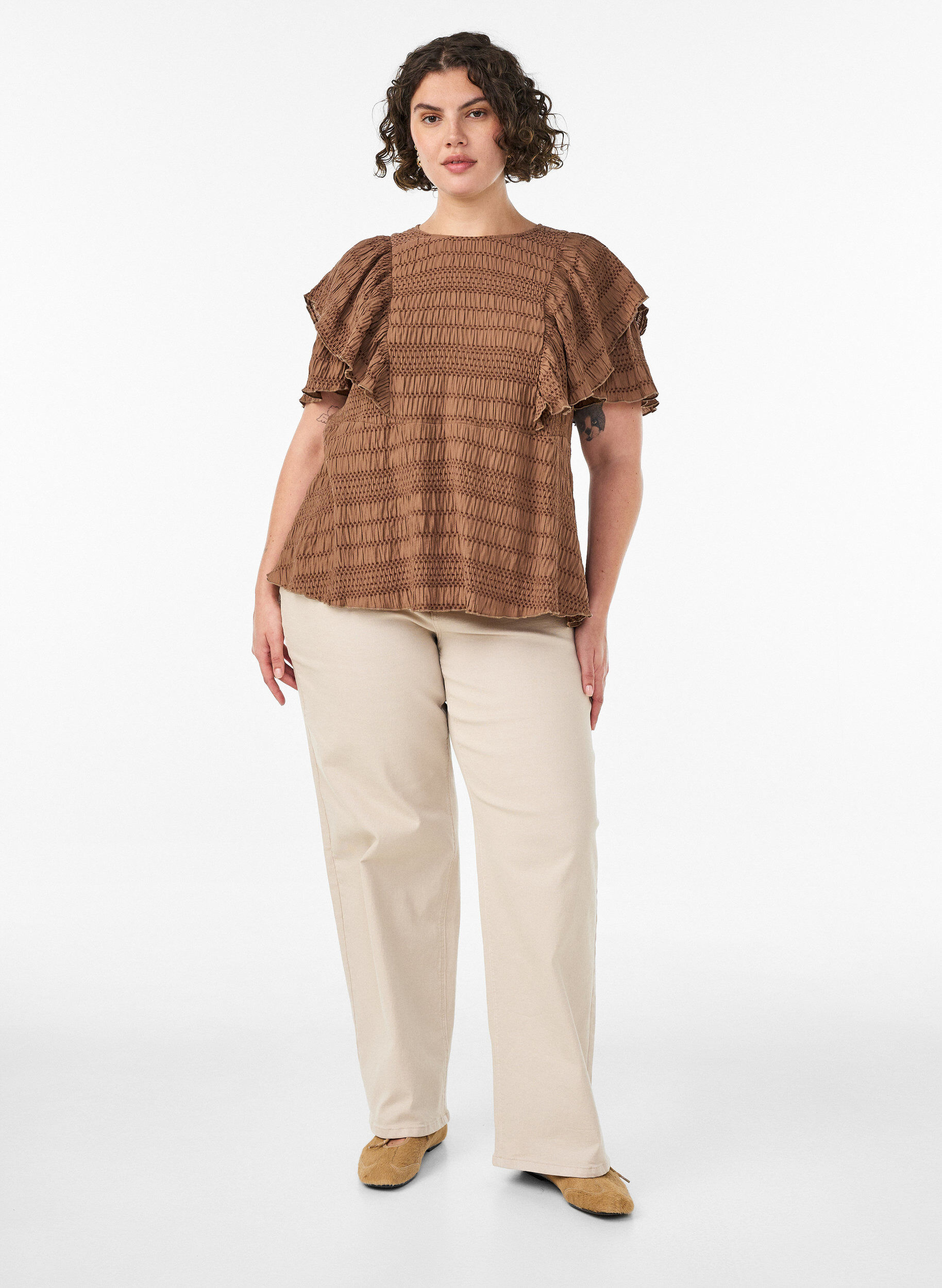 ZizziBlouse avec texture smock&eacute;e et manches &agrave; volants, Marron, Model image number 1