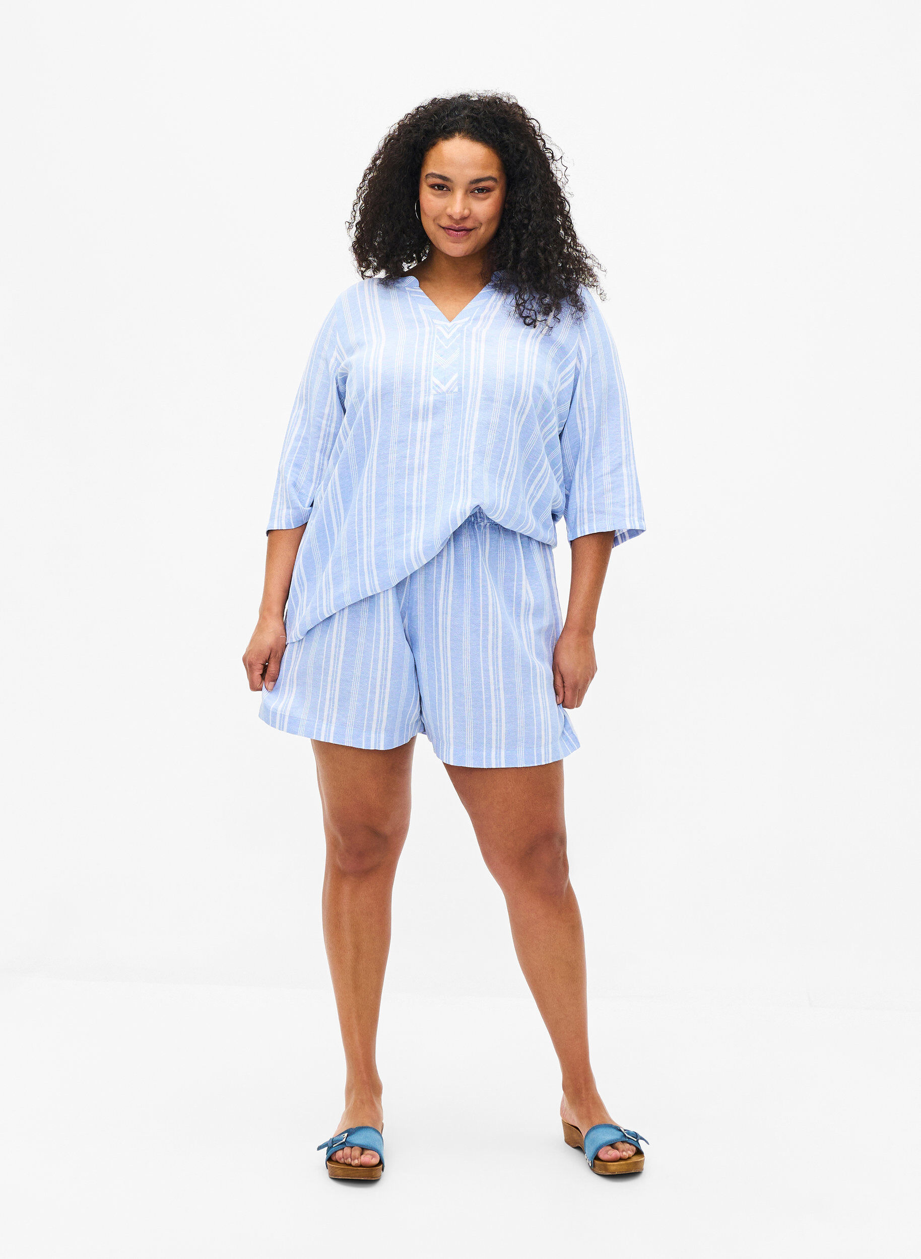 Zizzi Gestreifte Bluse aus einer Leinen-Viskose-Mischung, Blau, Model image number 1
