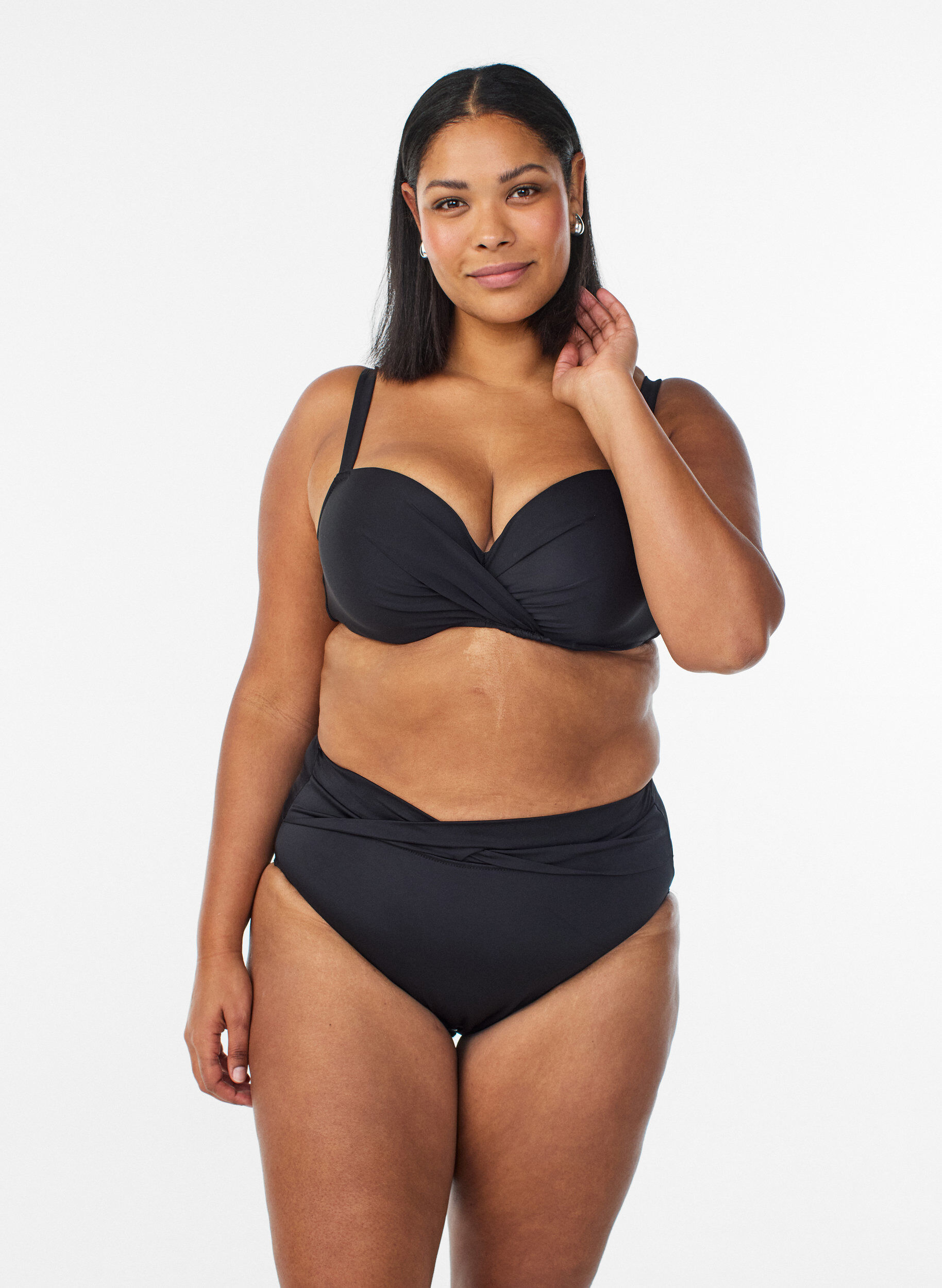 Bikini-Slip mit Wickeldetail, Schwarz, Model