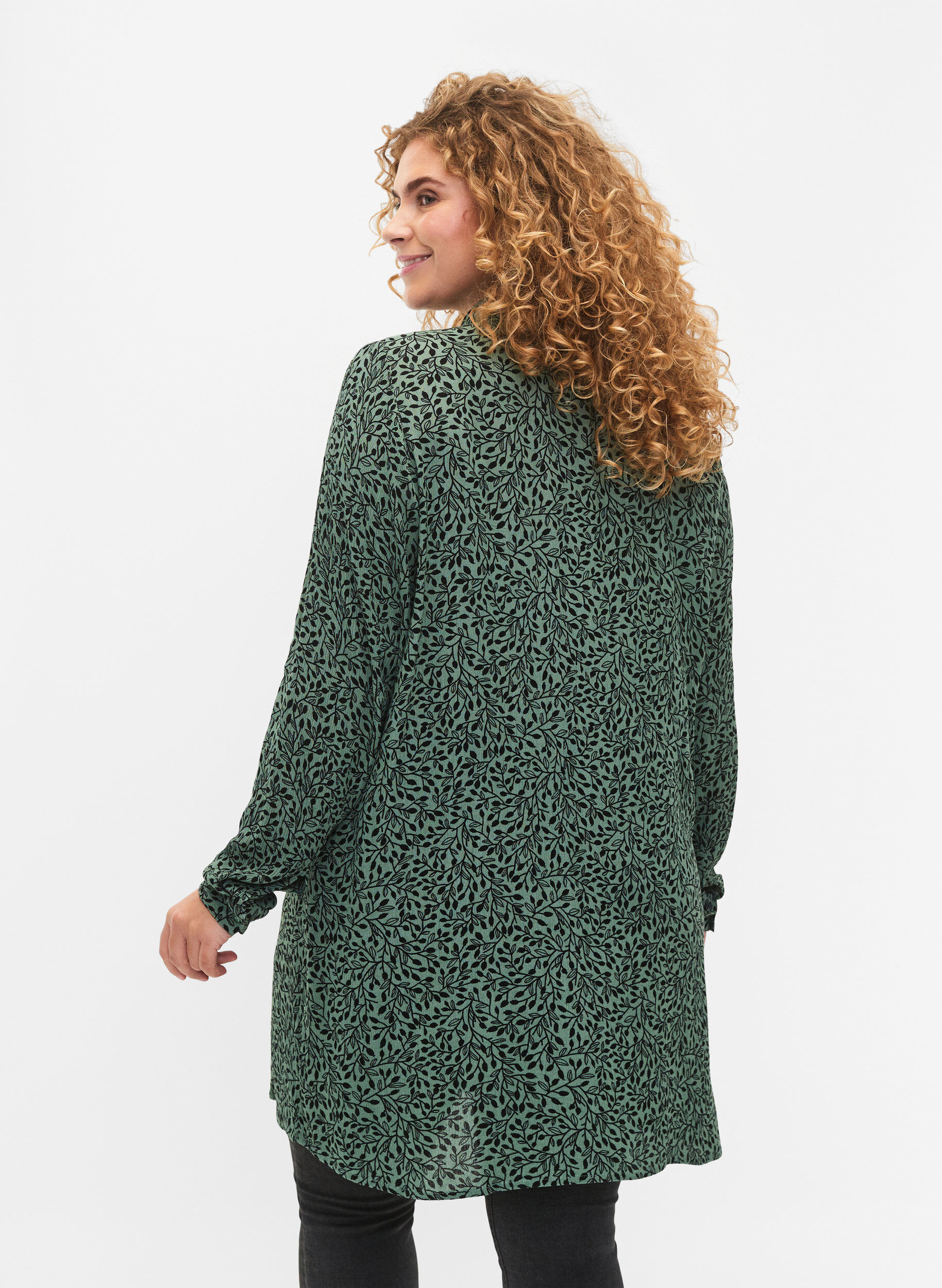Zizzi Chemise longue imprim&eacute;e en viscose, Green AOP, Model image number 1