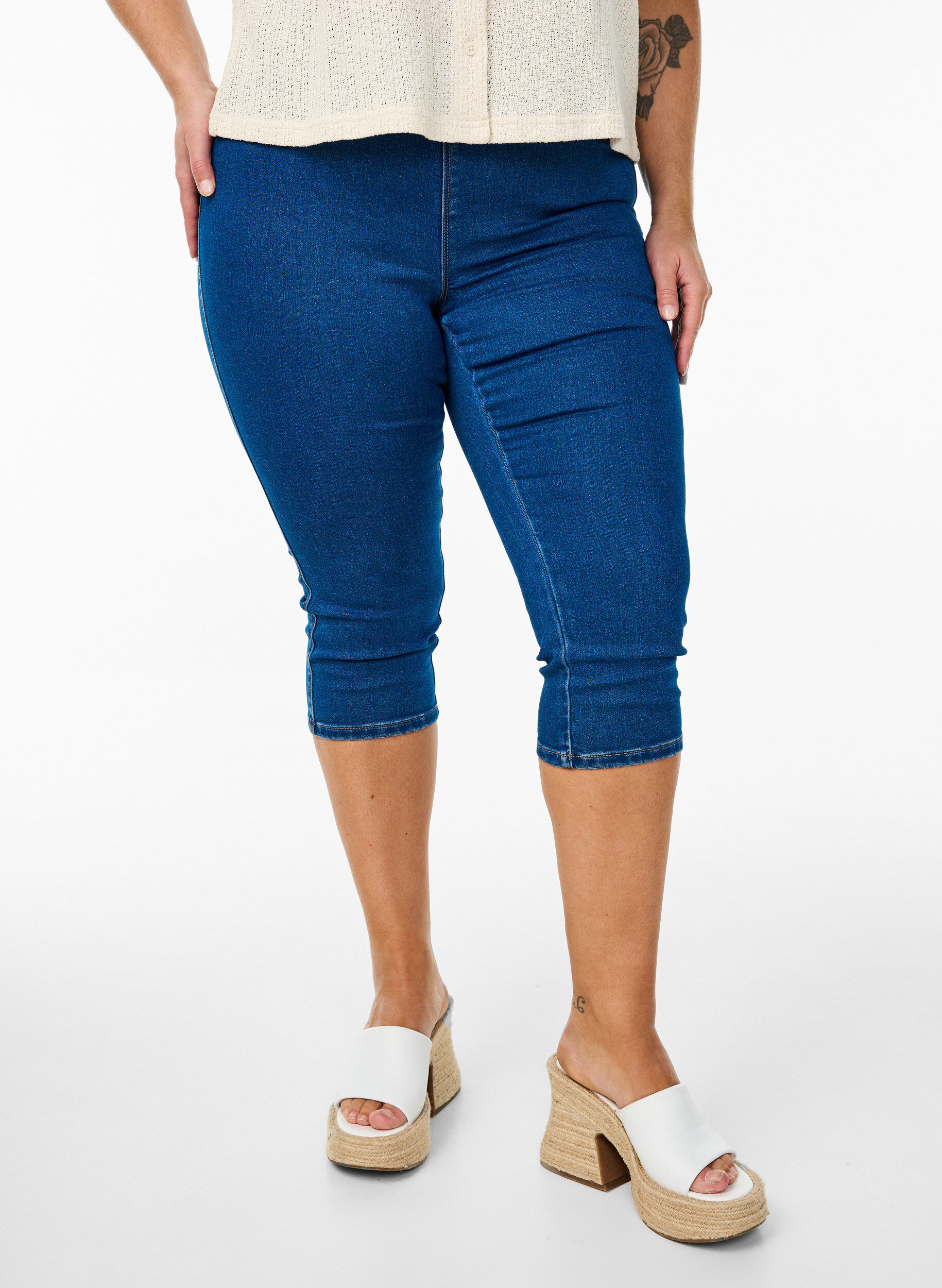 Zizzi  Denim-Caprihosen mit elastischem Bund, Blau, Model image number 3