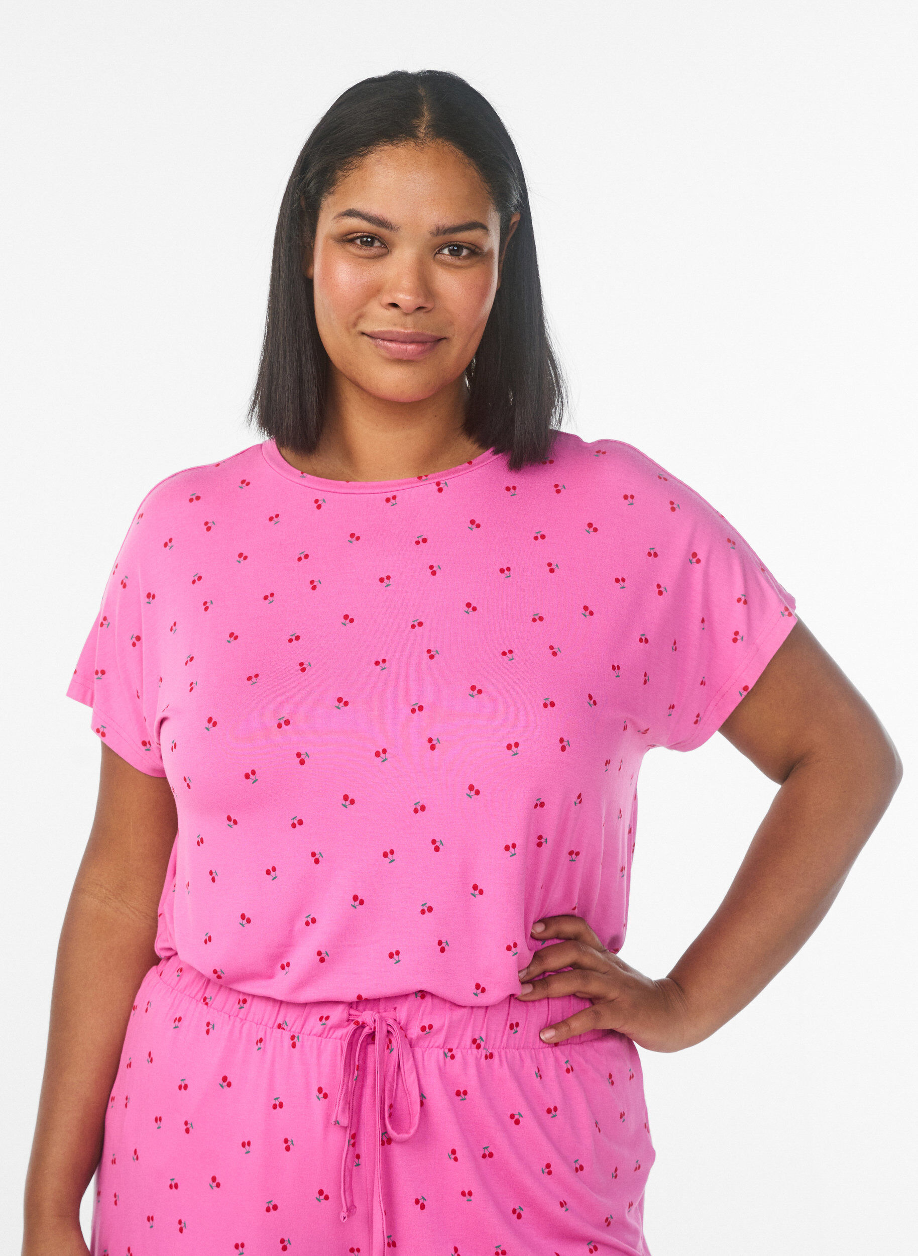 Zizzi Short de pyjama en jersey de viscose avec un imprim&eacute; int&eacute;gral, Rose, Model image number 0