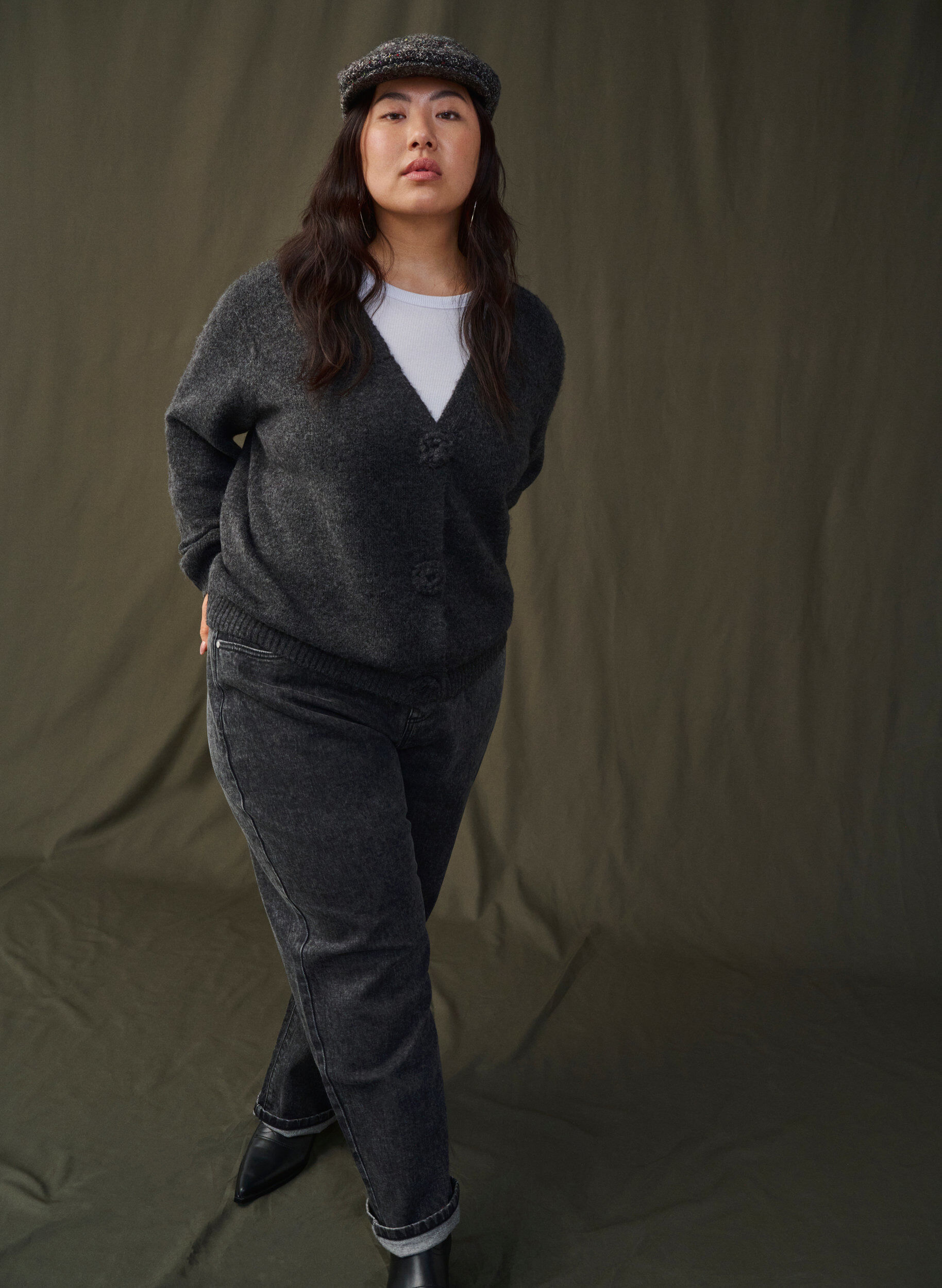 Zizzi Kurze Strickjacke mit Blumenkn&ouml;pfen, Dark Grey Melange, Image image number 1