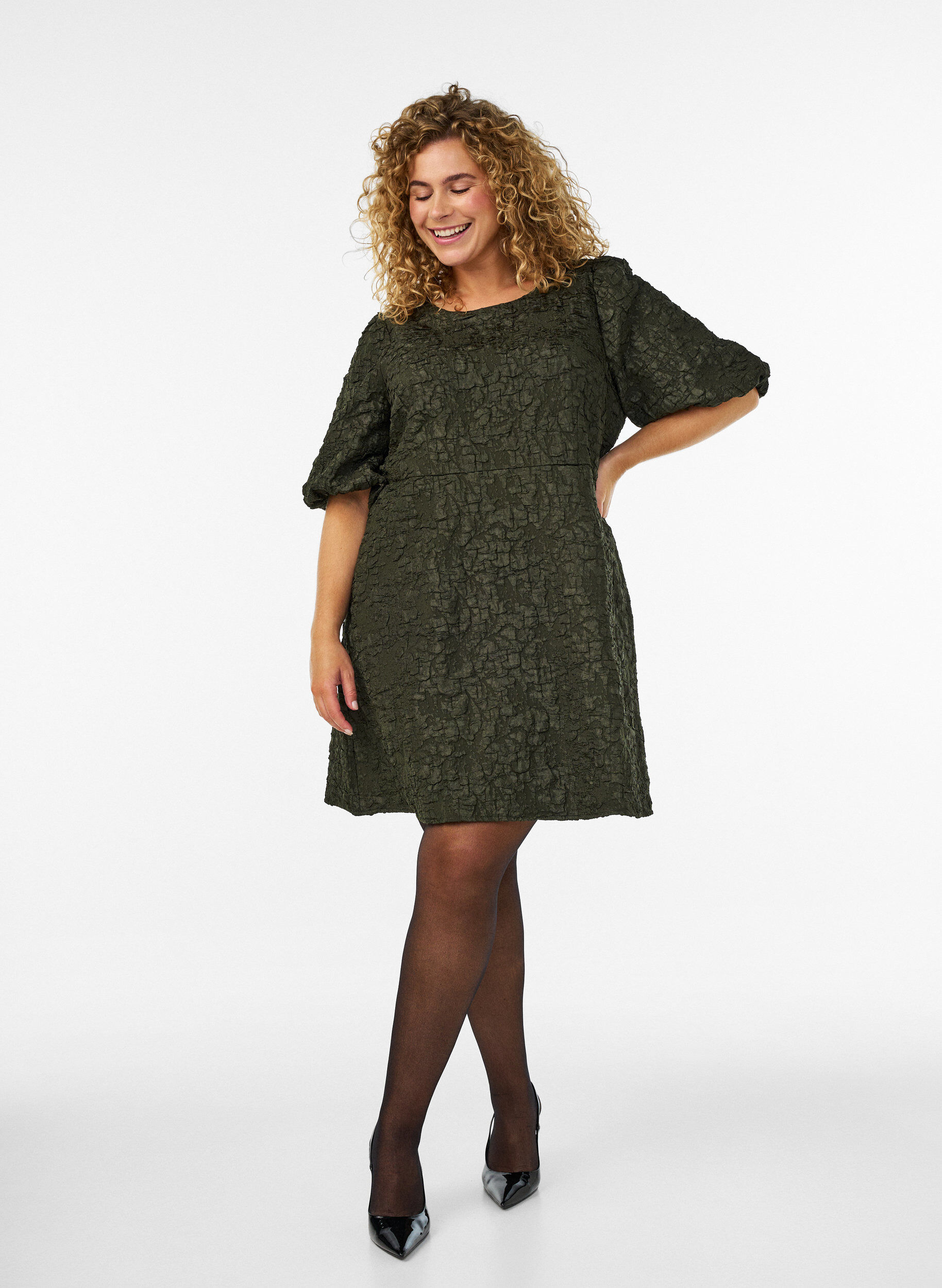 ZizziRobe en jacquard &agrave; coupe &eacute;vas&eacute;e avec manches bouffantes, Vert fonc&eacute;, Model image number 1