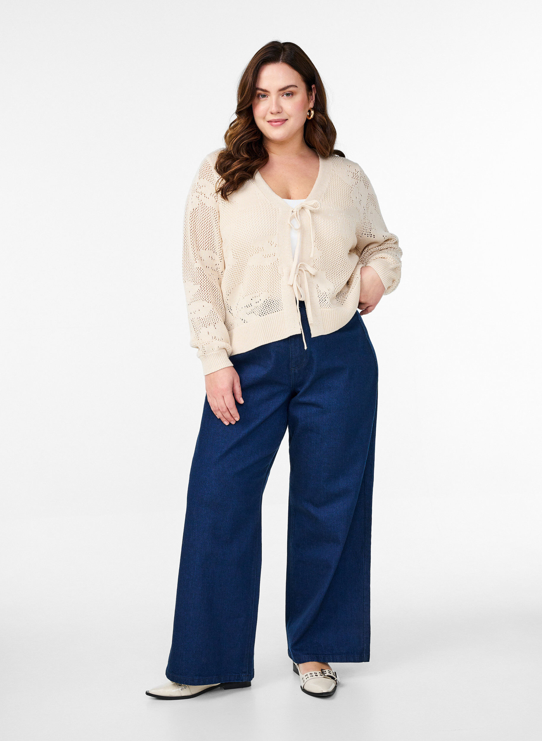 Zizzi Strickjacke mit Lochmuster und Bindeb&auml;ndern, Birch, Model image number 3