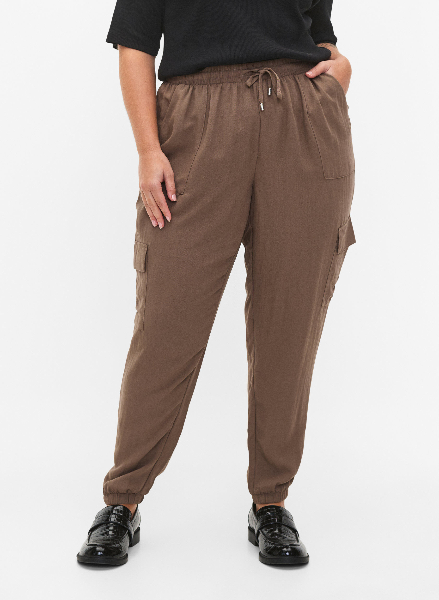 Zizzi Pantalon ample en viscose avec grandes poches, Chocolate Chip, Model image number 2