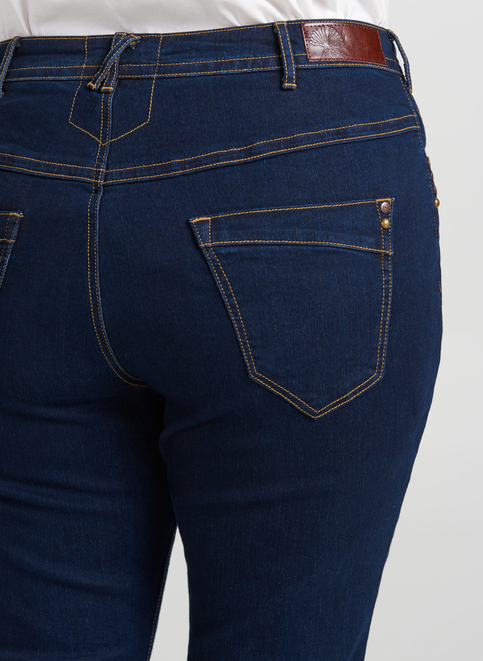 Zizzi Slim Fit Vilma Jeans mit hoher Taille, Blau, Model image number 2