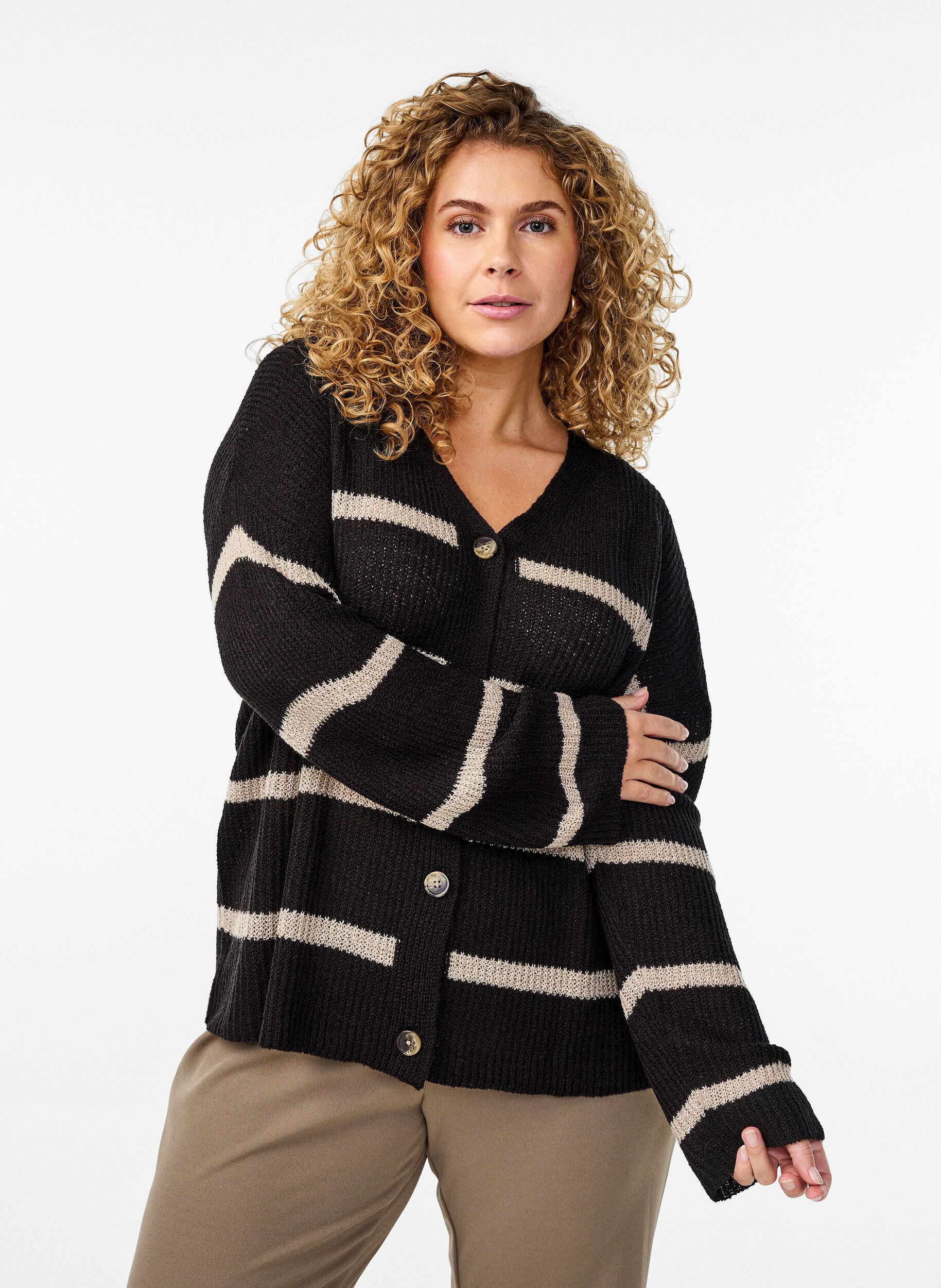 Zizzi FLASH - Gestreifter Strickcardigan mit Kn&ouml;pfen, Schwarz, Model image number 0