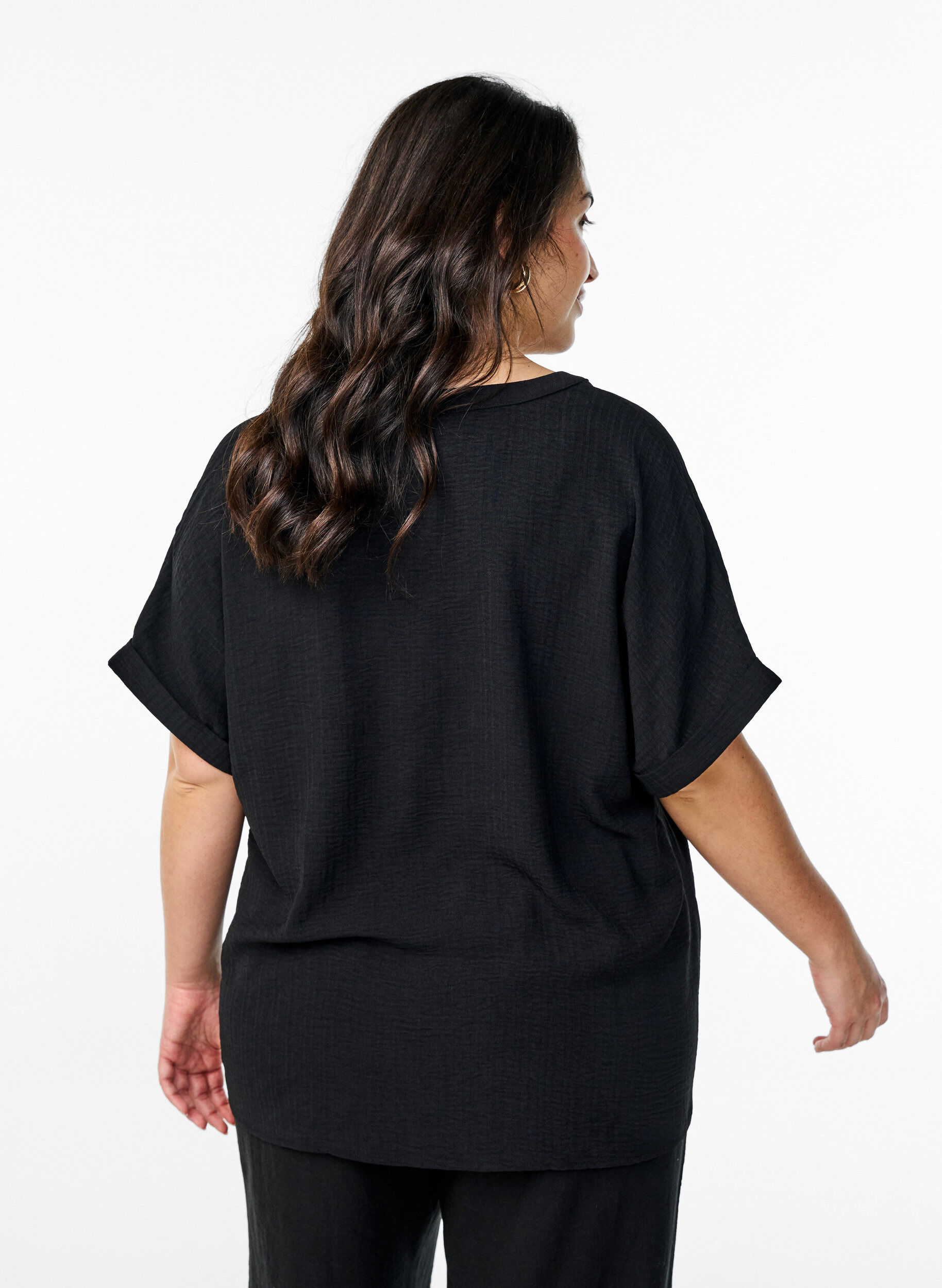 Zizzi Lockere Bluse mit kurzen &Auml;rmeln, Schwarz, Model image number 2