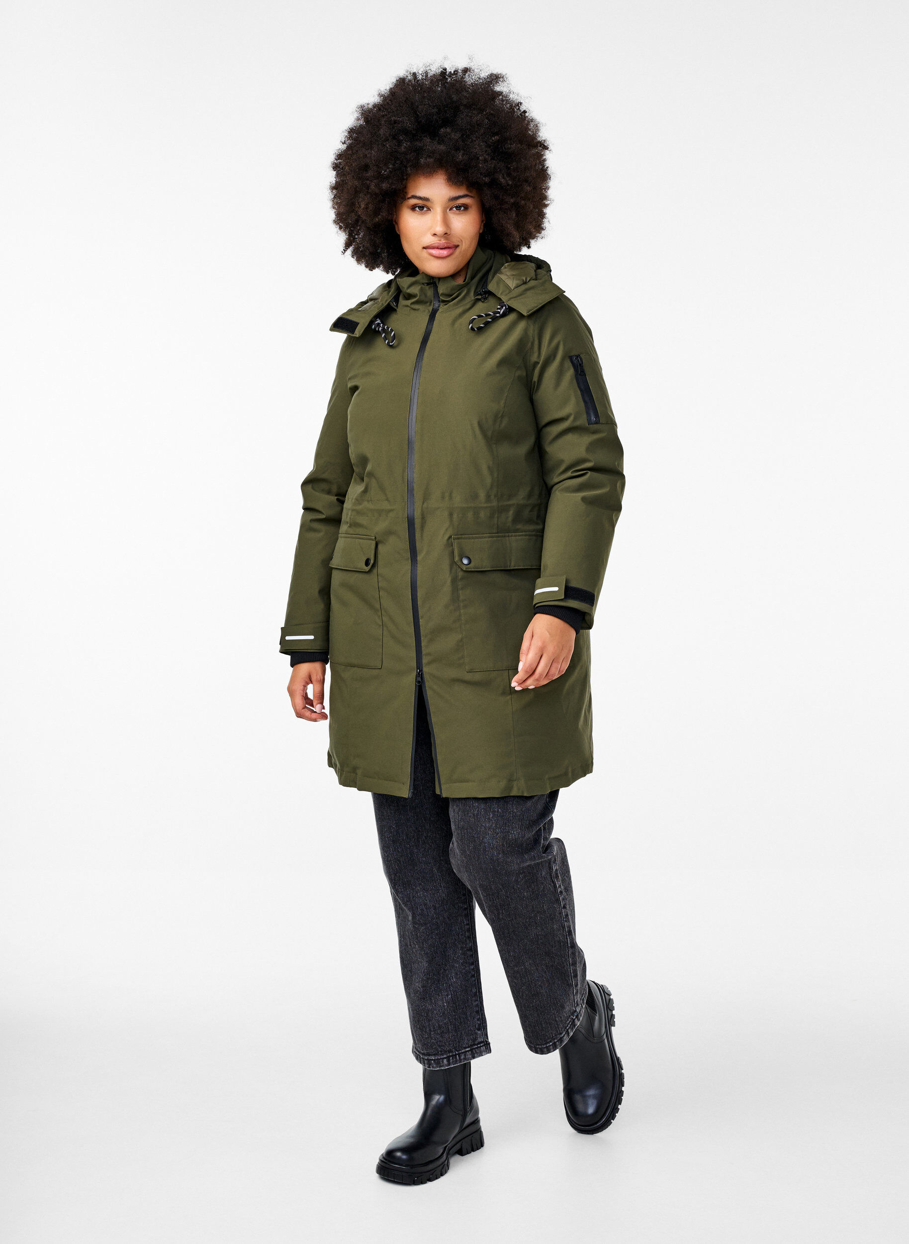 Zizzi Praktische Winterjacke mit Kapuze und Taschen, Gr&uuml;n, Model image number 1