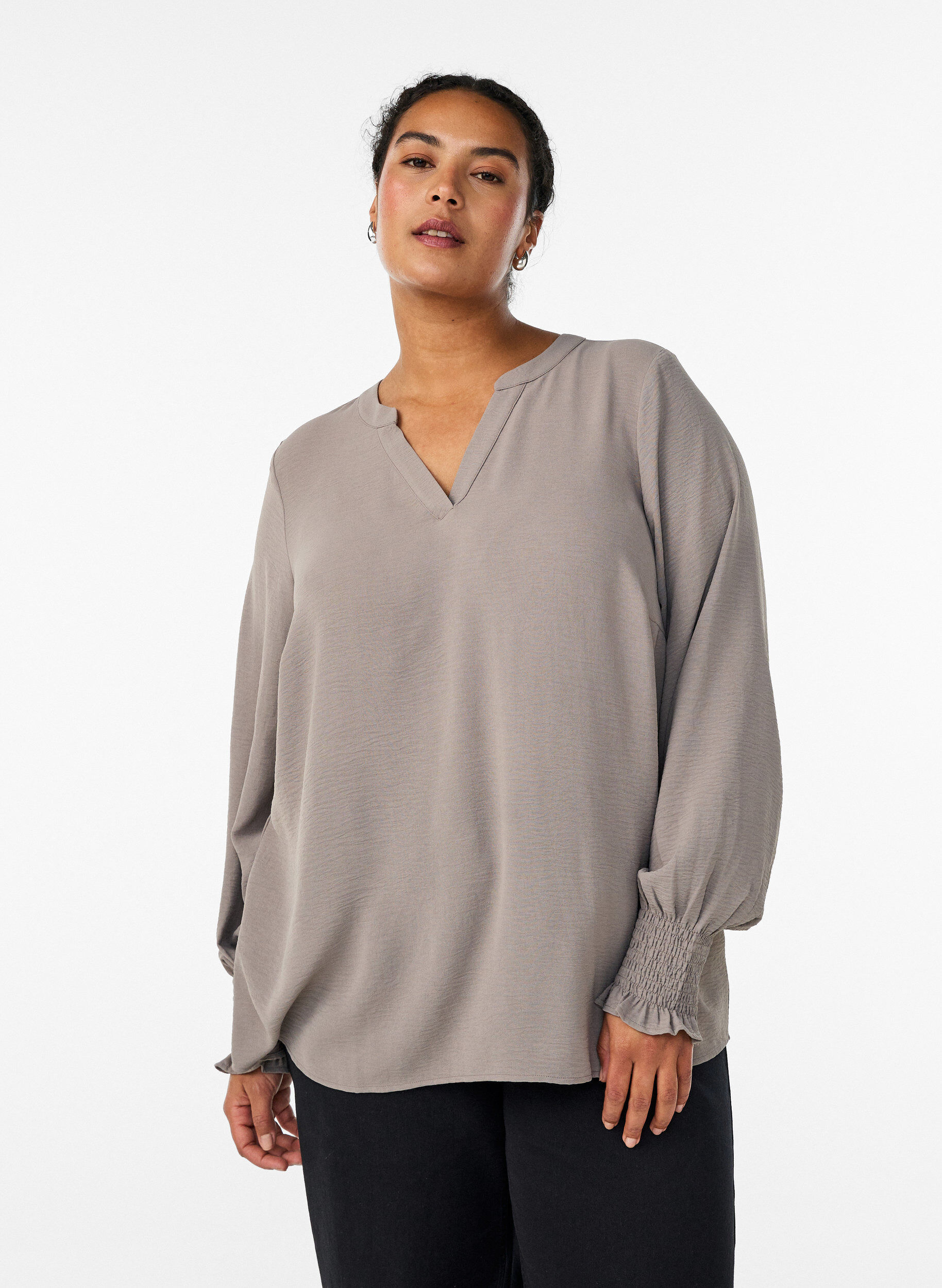 Zizzi Bluse mit Smockb&uuml;ndchen und V-Ausschnitt, Beige, Model image number 0