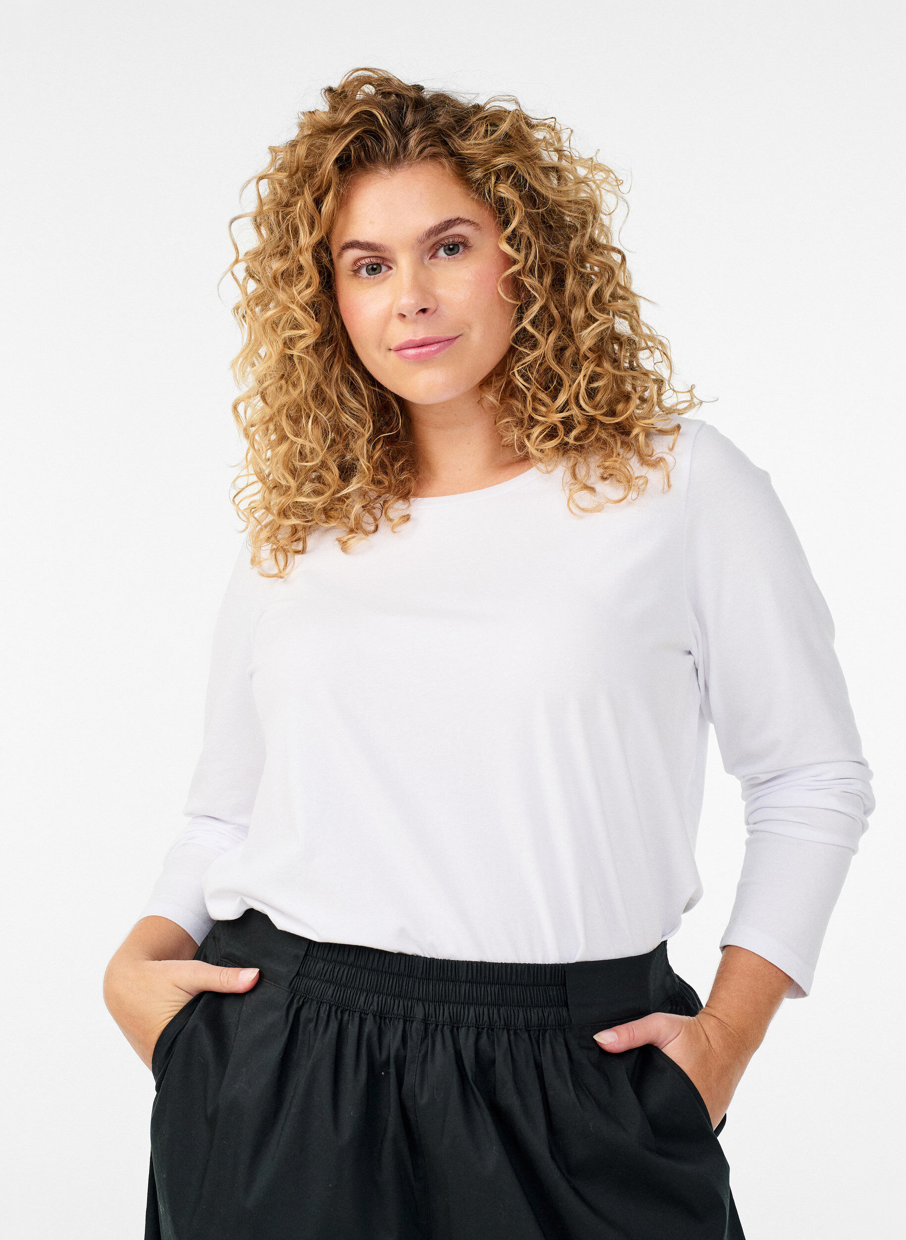 Basic Top aus Jersey mit langen &Auml;rmeln, Wei&szlig;, Model