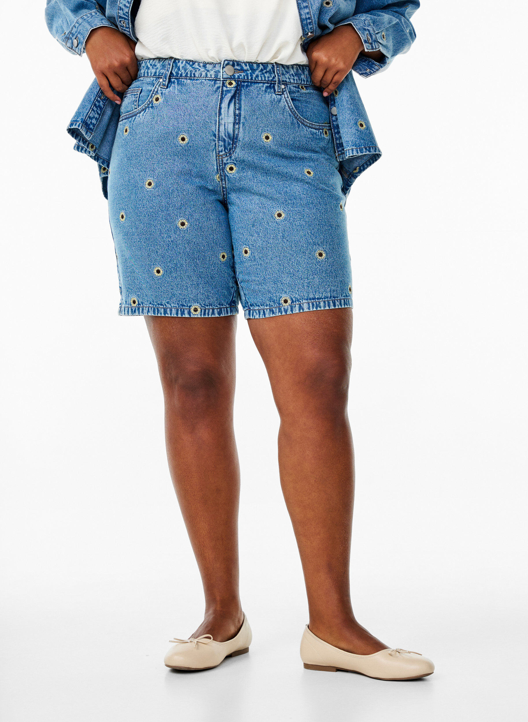 Zizzi Denim-Shorts mit aufgestickten Blumen, Blau, Model image number 2