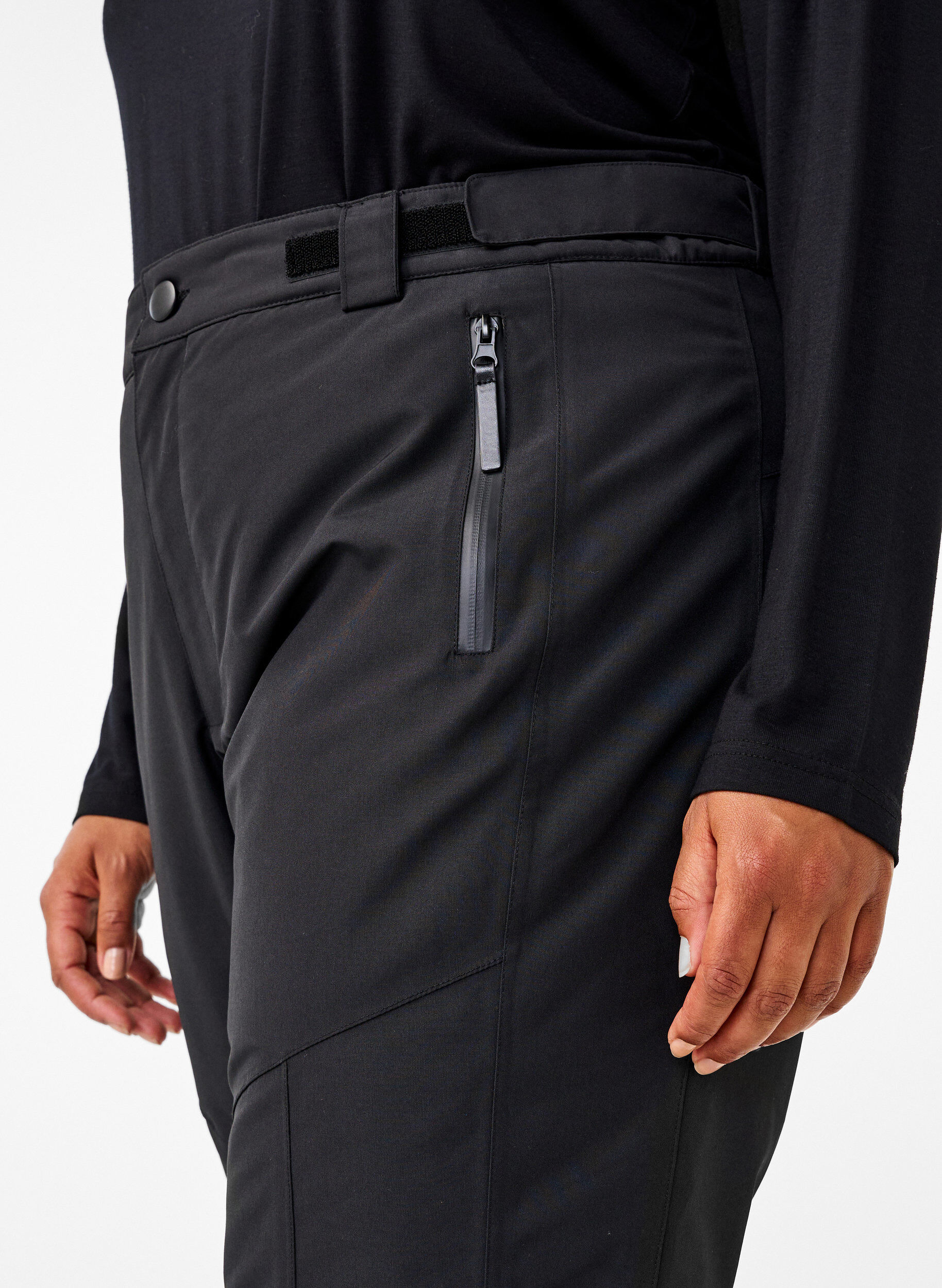 Zizzi Skihose mit Taschen und verstellbarer Taille, Schwarz, Model image number 3