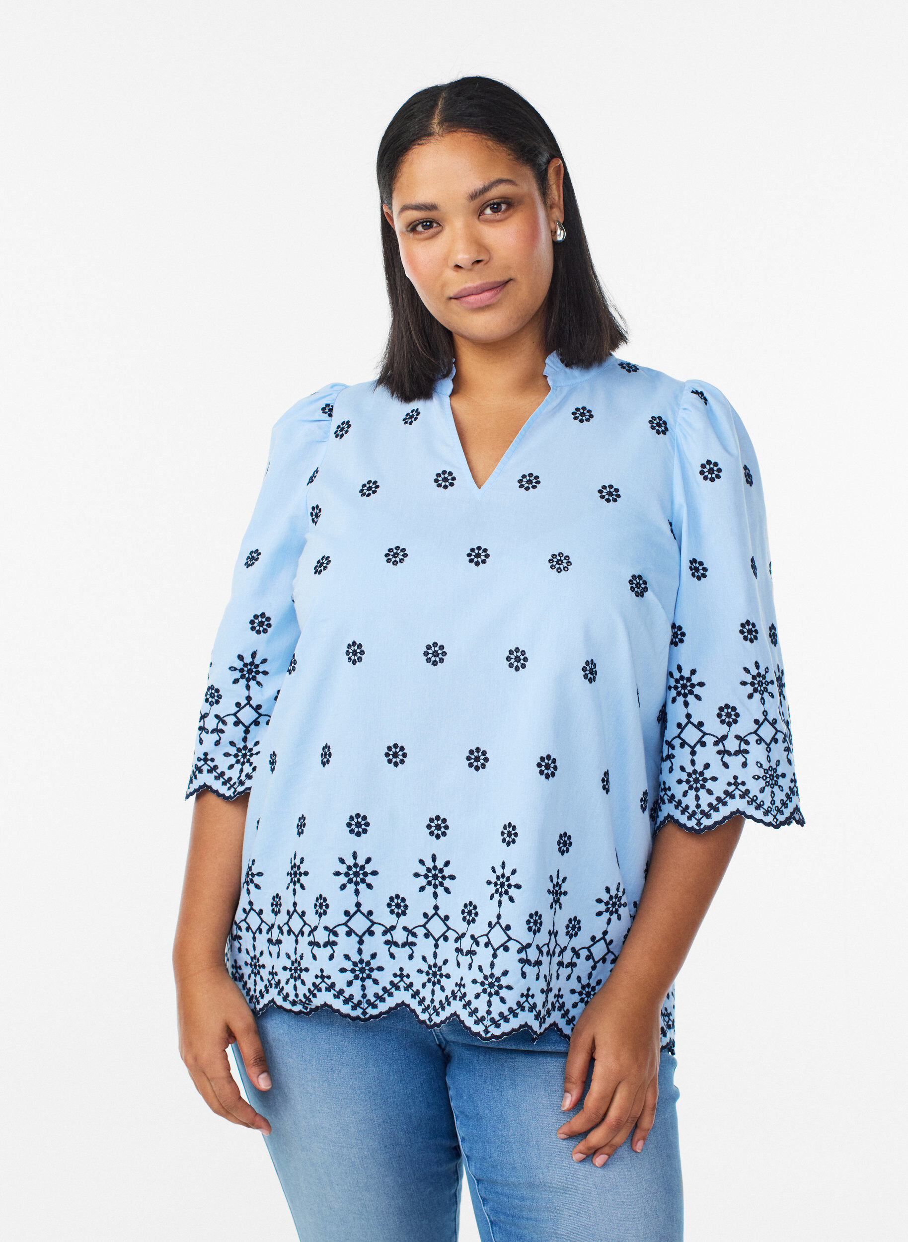 Zizzi Bluse mit 3/4-&Auml;rmeln und gesticktem Muster, Blau, Model image number 0