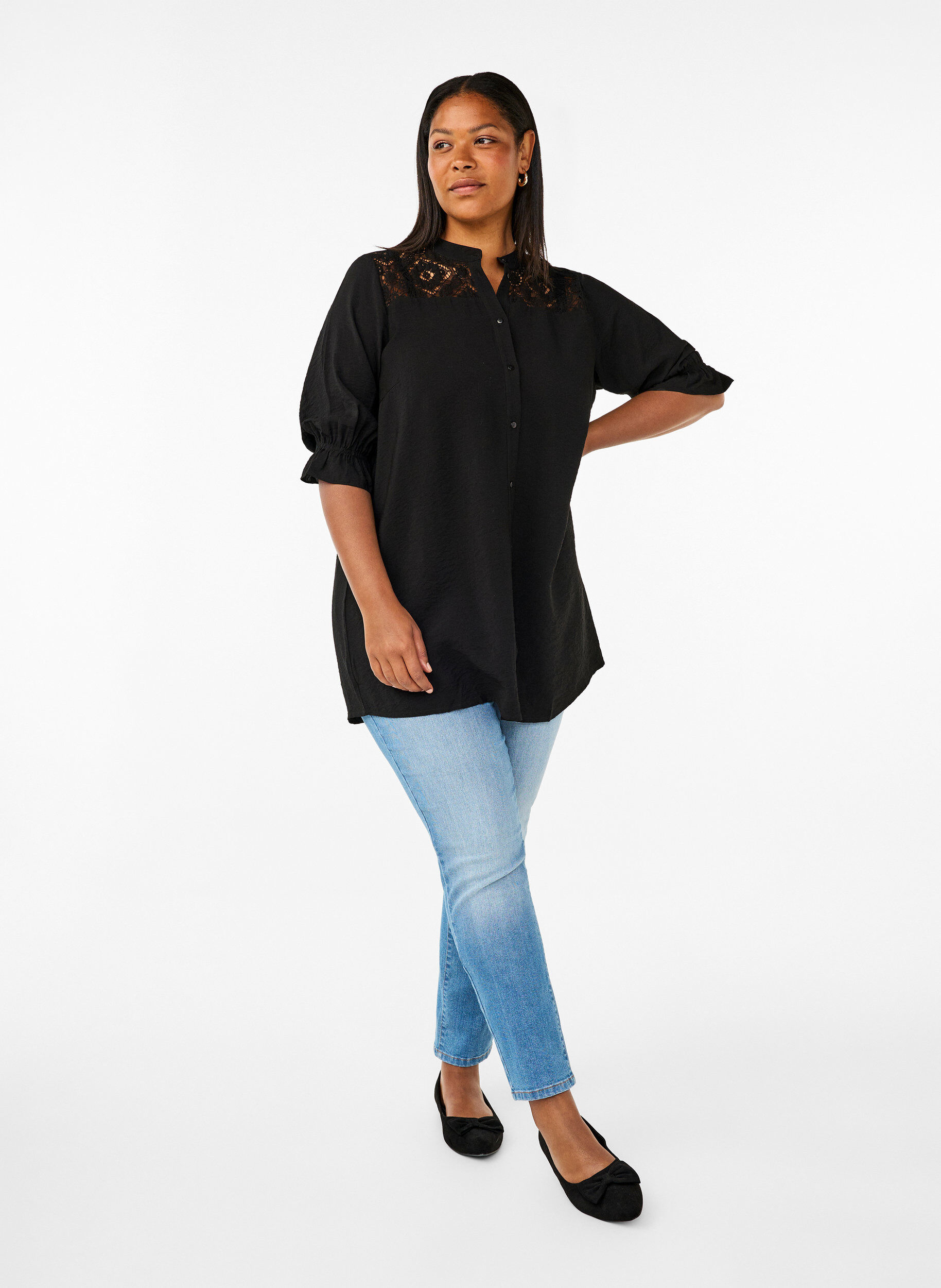Zizzi Langes Viskose-Shirt mit Spitzendetail, Black, Model image number 2