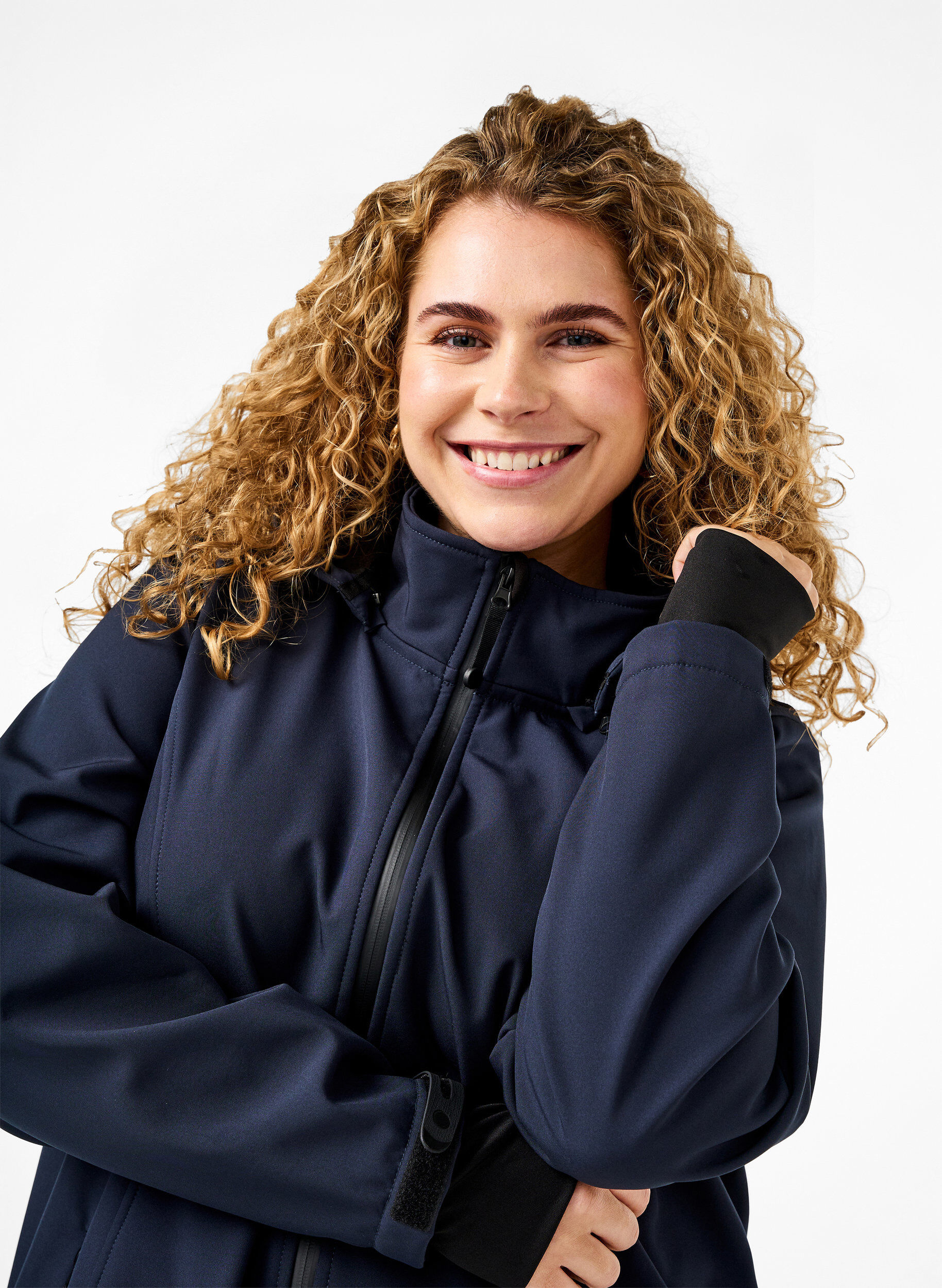 Zizzi Softshelljacke aus kurzem Schnitt mit abnehmbarer Kapuze, Blau, Model image number 4