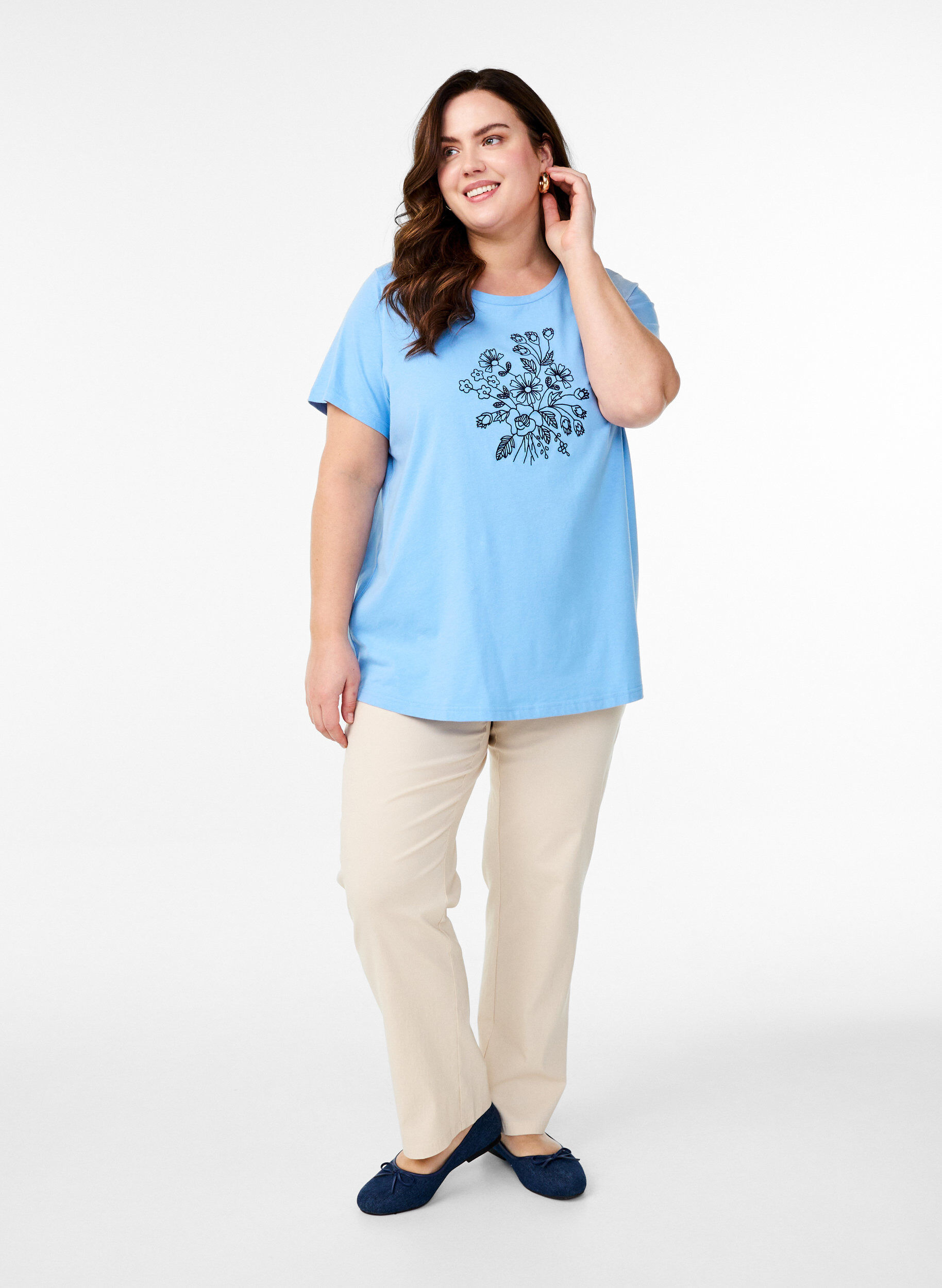 Zizzi T-Shirt aus Bio-Baumwolle mit gebl&uuml;mter Stickerei, Della R. Blue w. EMB, Model image number 1