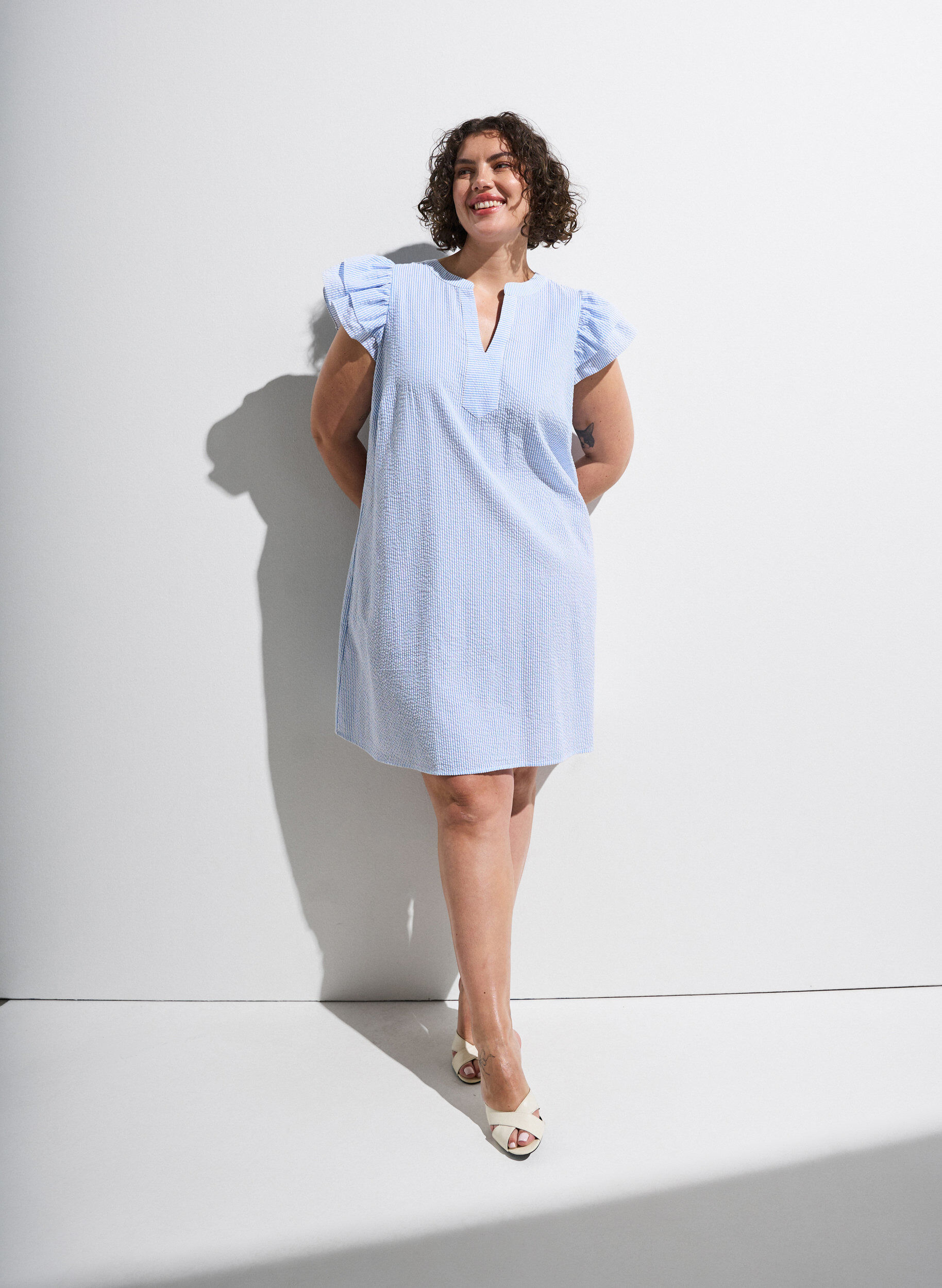 ZizziRobe ray&eacute;e en coton avec volants et coupe &eacute;vas&eacute;e, Bleu Clair, Image image number 0