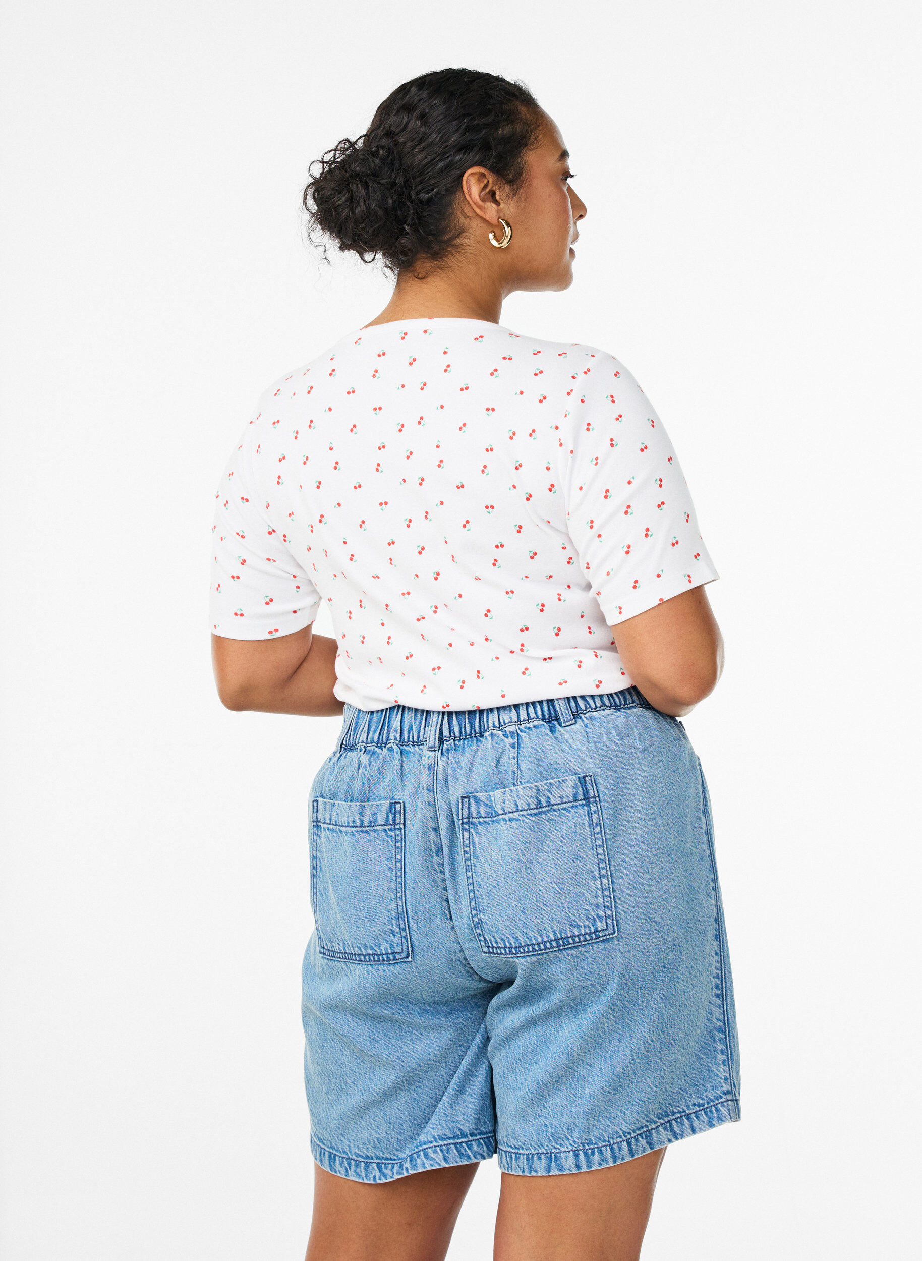 Zizzi Short en denim ample &agrave; taille haute, Bleu Clair, Model image number 2