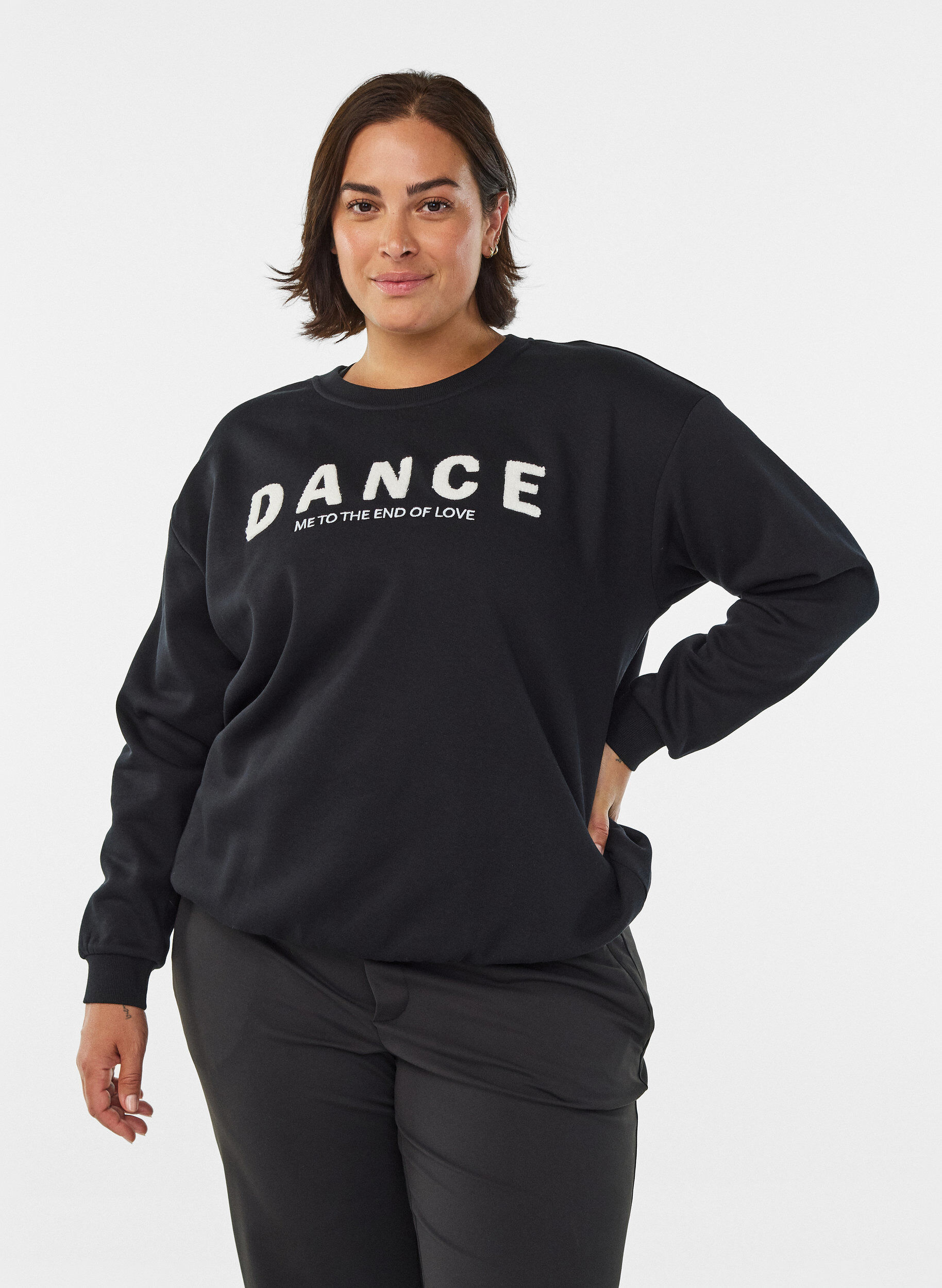 Zizzi Sweatshirt mit Frottee-Schriftzug, Schwarz, Model image number 0