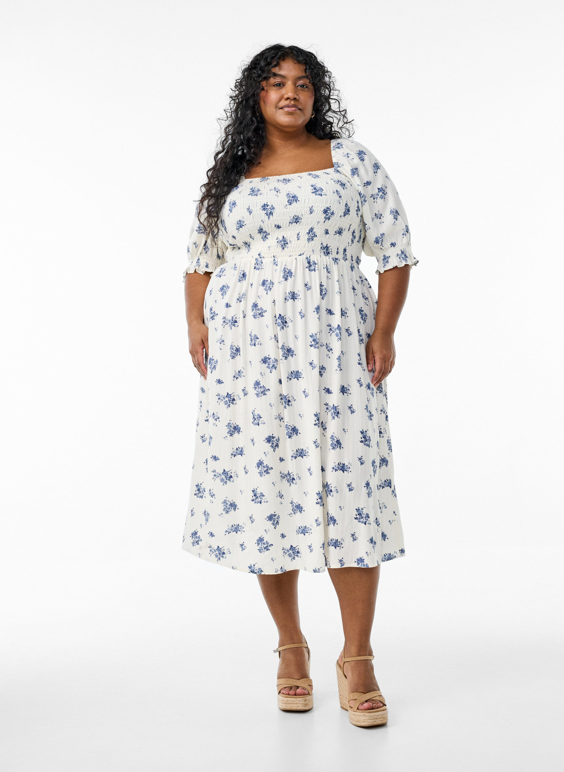 Zizzi Robe midi en viscose &agrave; fleurs avec smock, Blanc, Model image number 0