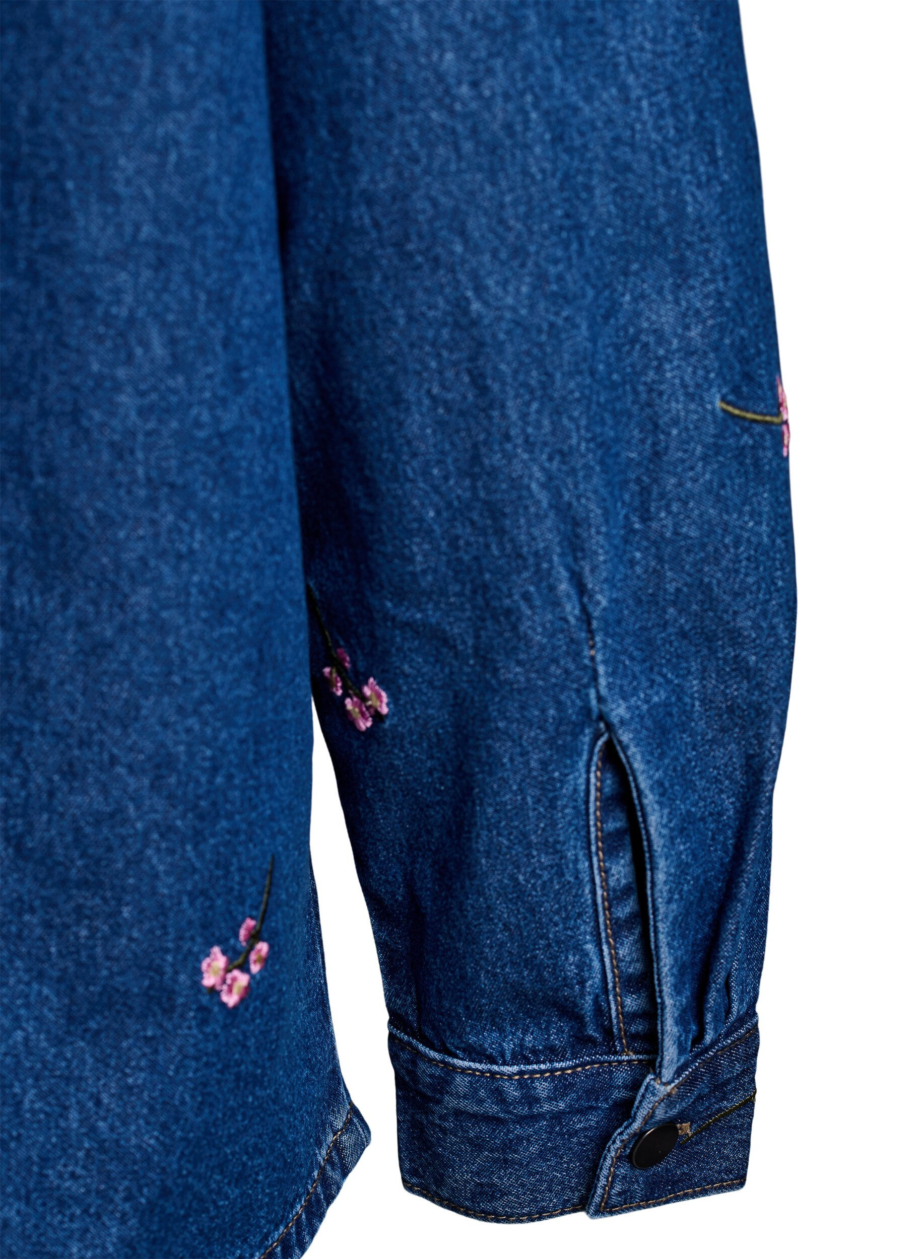 Zizzi Jeanshemd mit gestickten Erdbeeren, Blau, Packshot image number 3