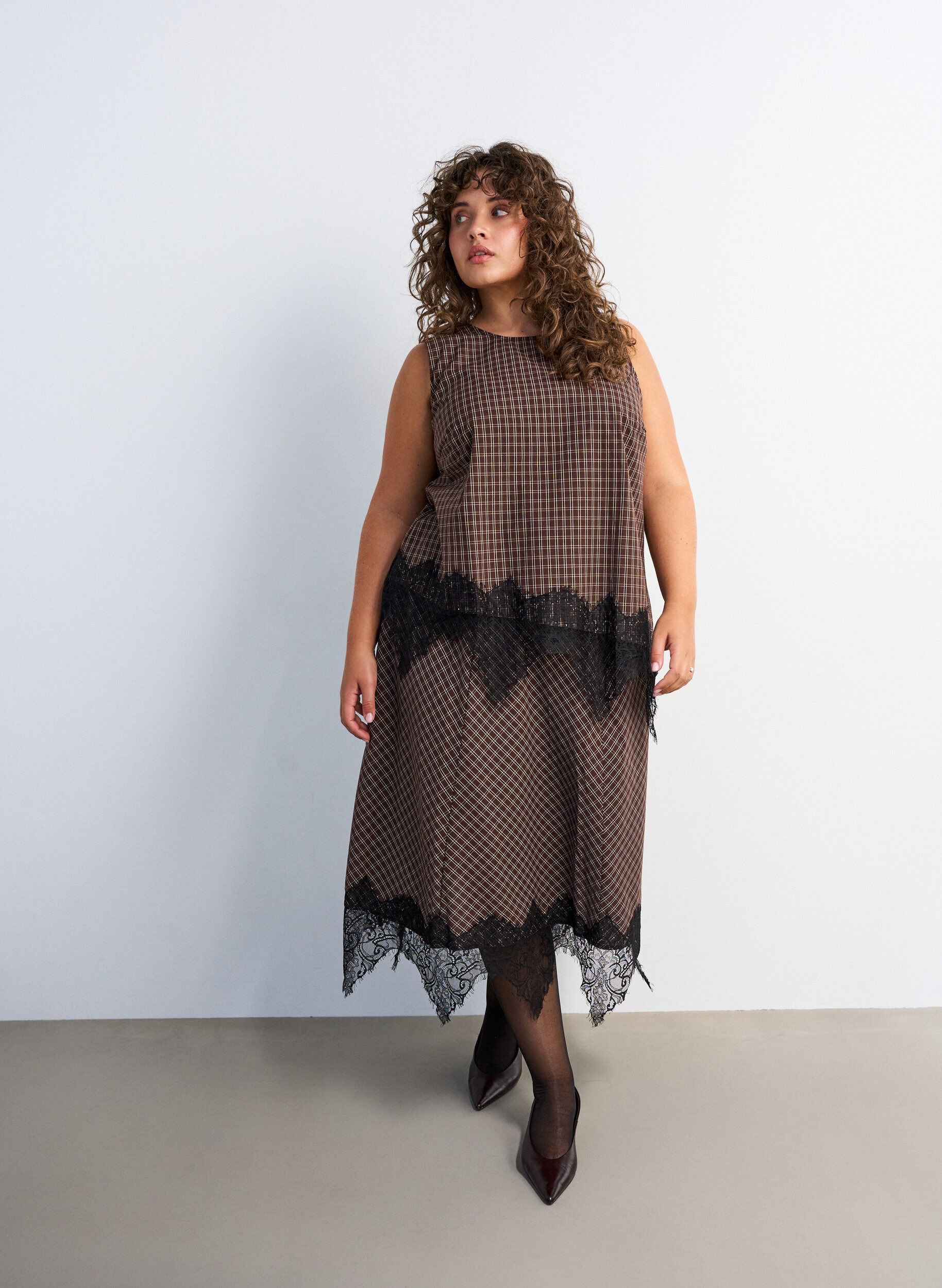 ZizziJupe midi &agrave; carreaux avec bordure en dentelle, Marron, Model image number 0