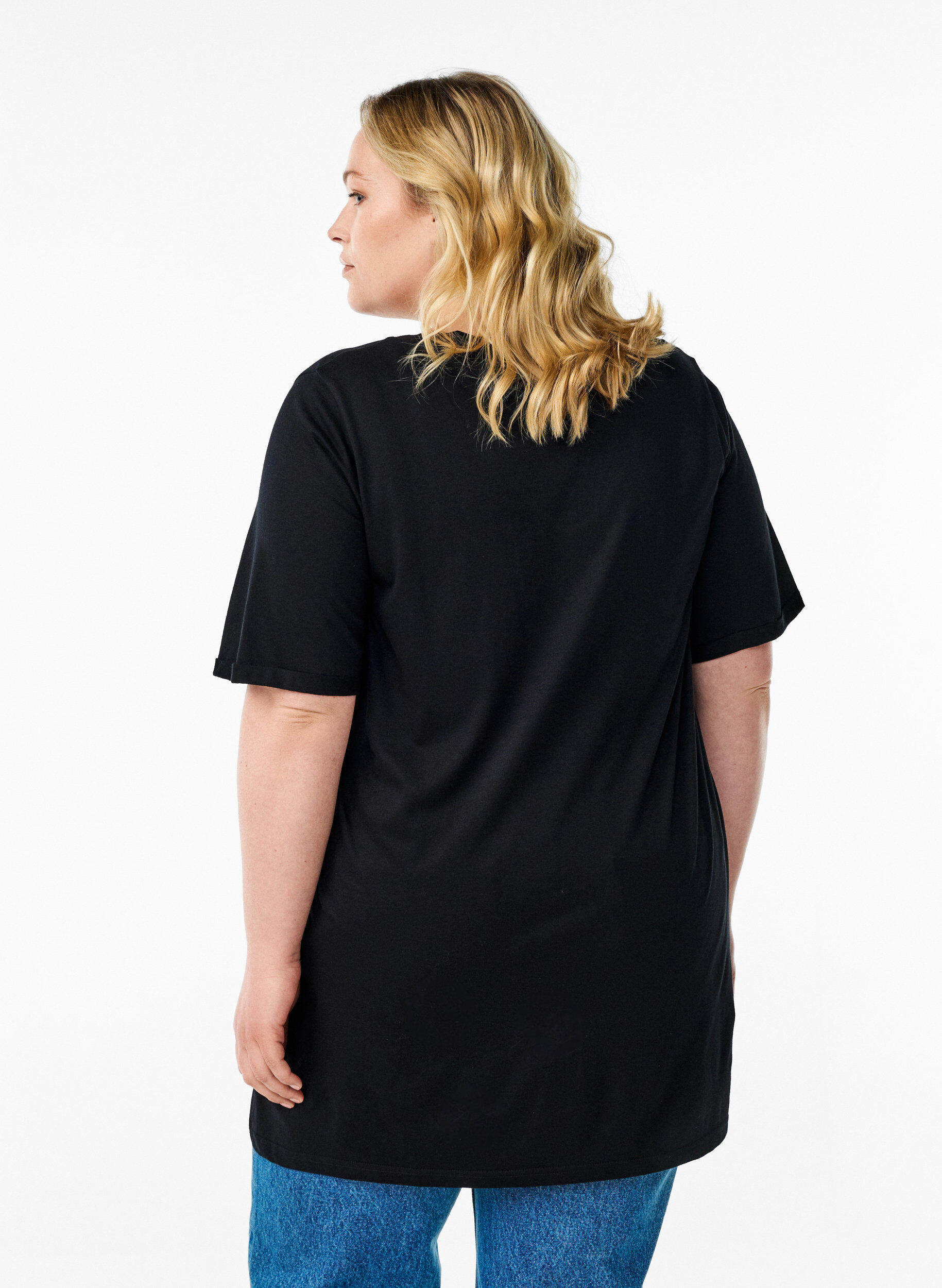 Zizzi Einfarbiges Oversize T-Shirt mit V-Ausschnitt, Schwarz, Model image number 2