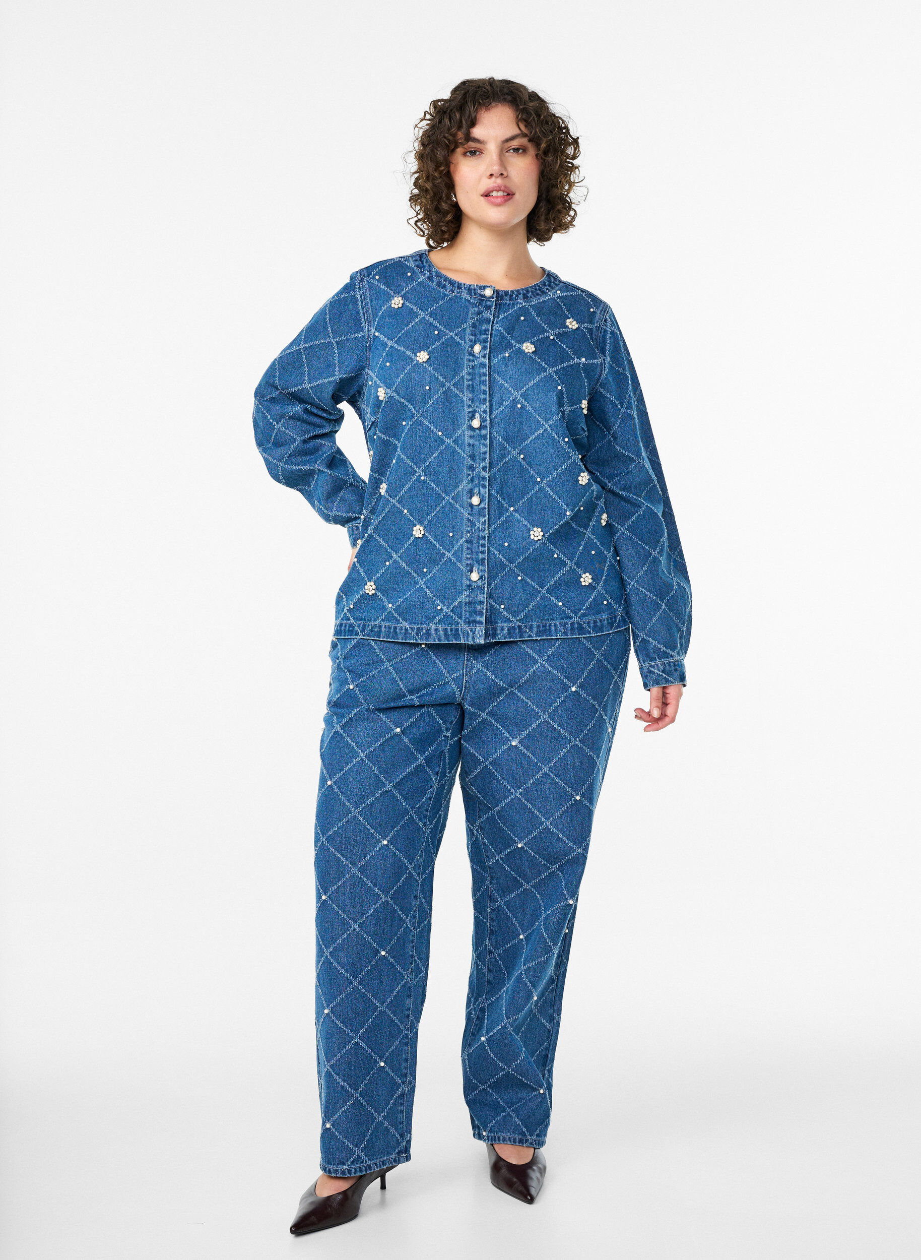 Zizzi Jeanshemd mit Destroyed-Muster und Perlendetails, Blau, Model image number 1