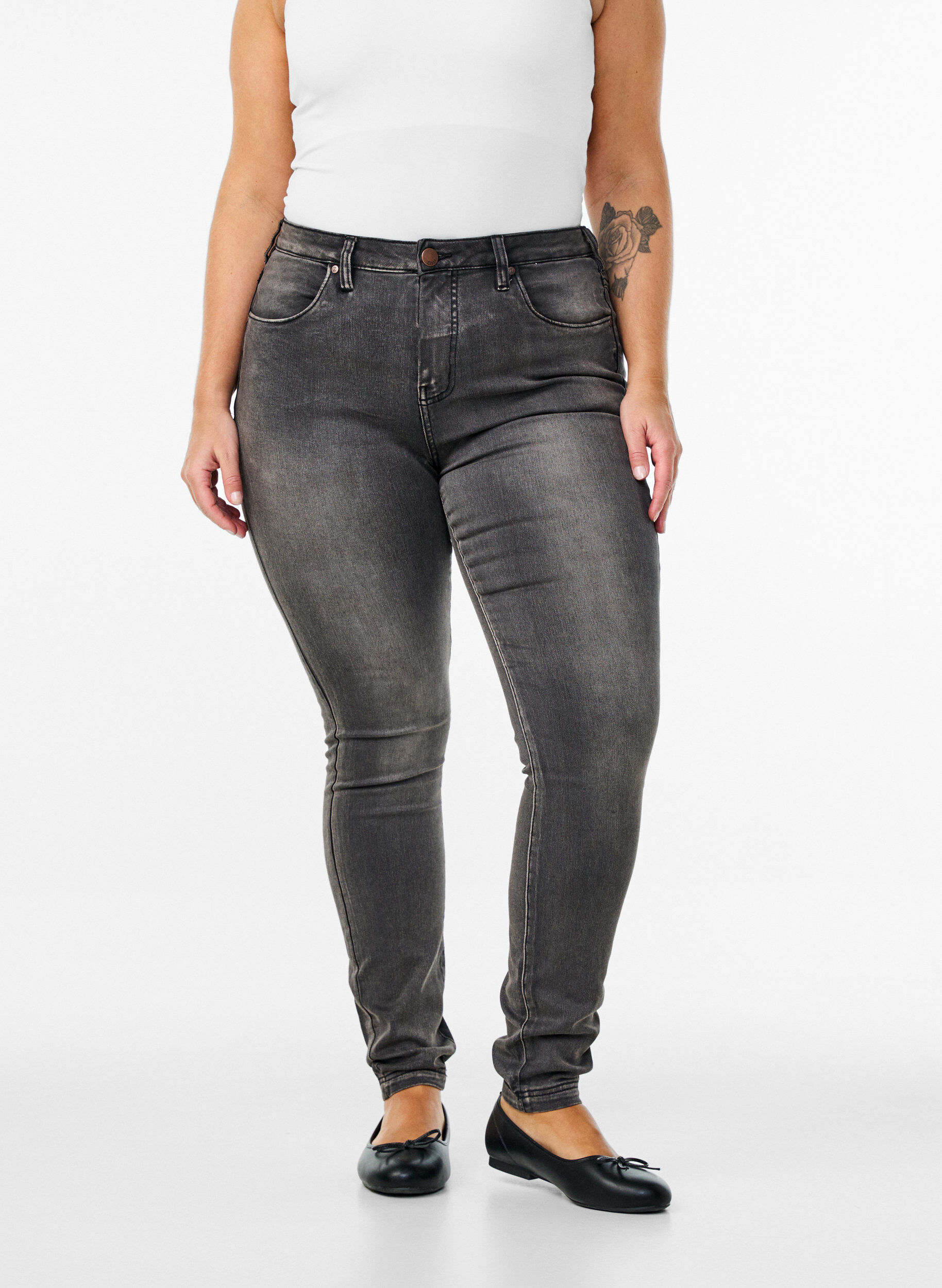 Zizzi Super Slim Amy Jeans mit hoher Taille, Dark Grey Denim, Model image number 2