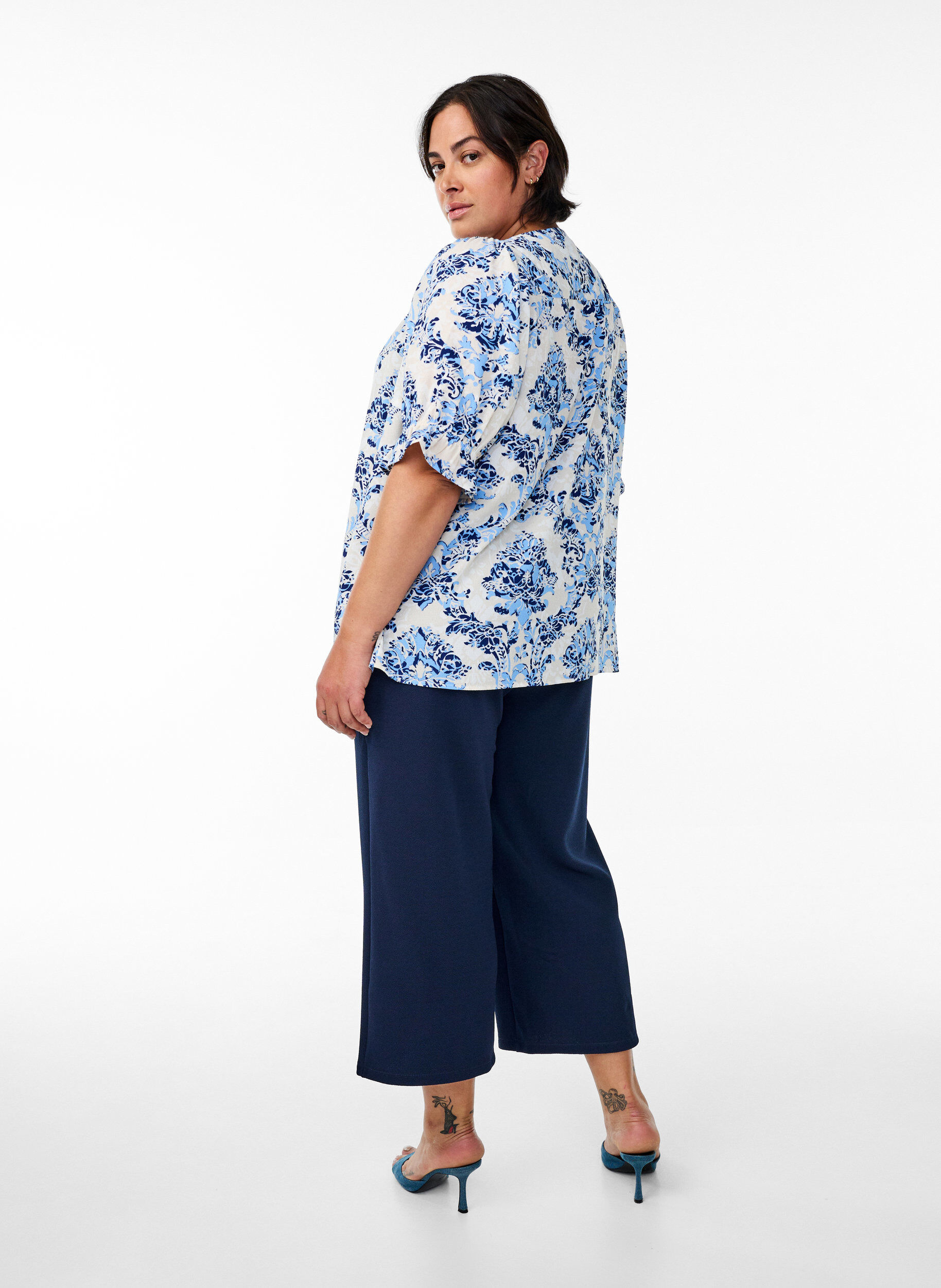 Zizzi Pantalon ample en longueur 7/8, Bleu, Model image number 1