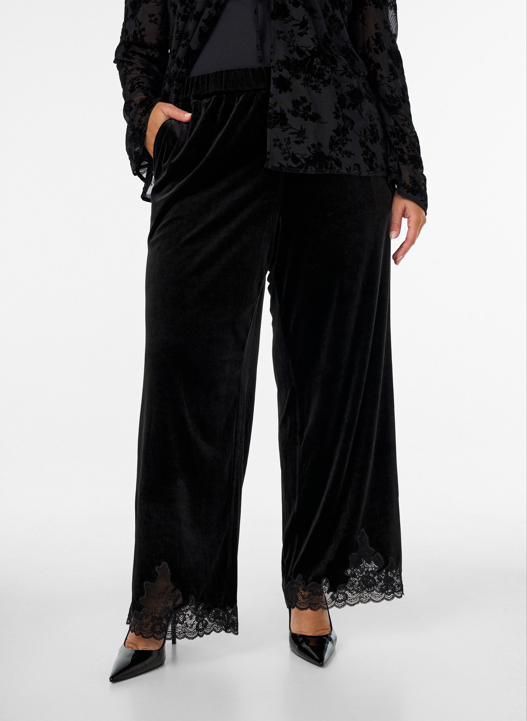 Pantalon en velours coupe ample avec finitions en dentelle, Noir, Model